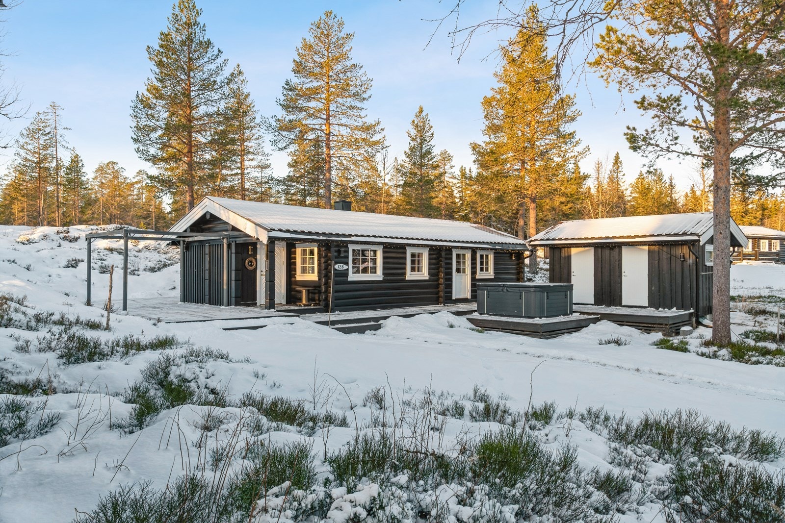 Tomten er opparbeidet med gruset oppstillingsplass og områder med plen og naturtomt. Galleribilde