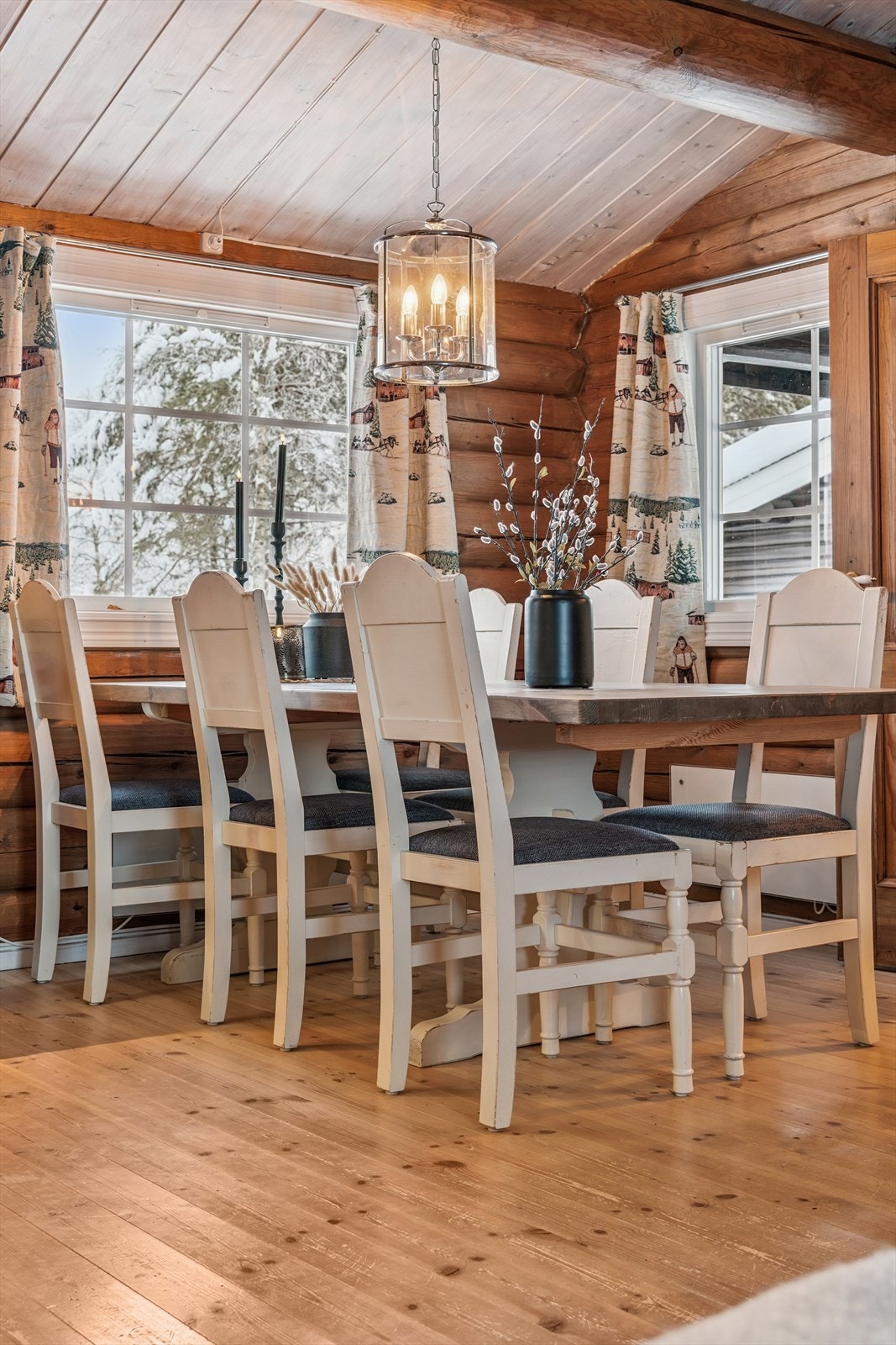 Hytta har gjennomgående trepanel i himling og malte fyllingsdører innvendig. Galleribilde