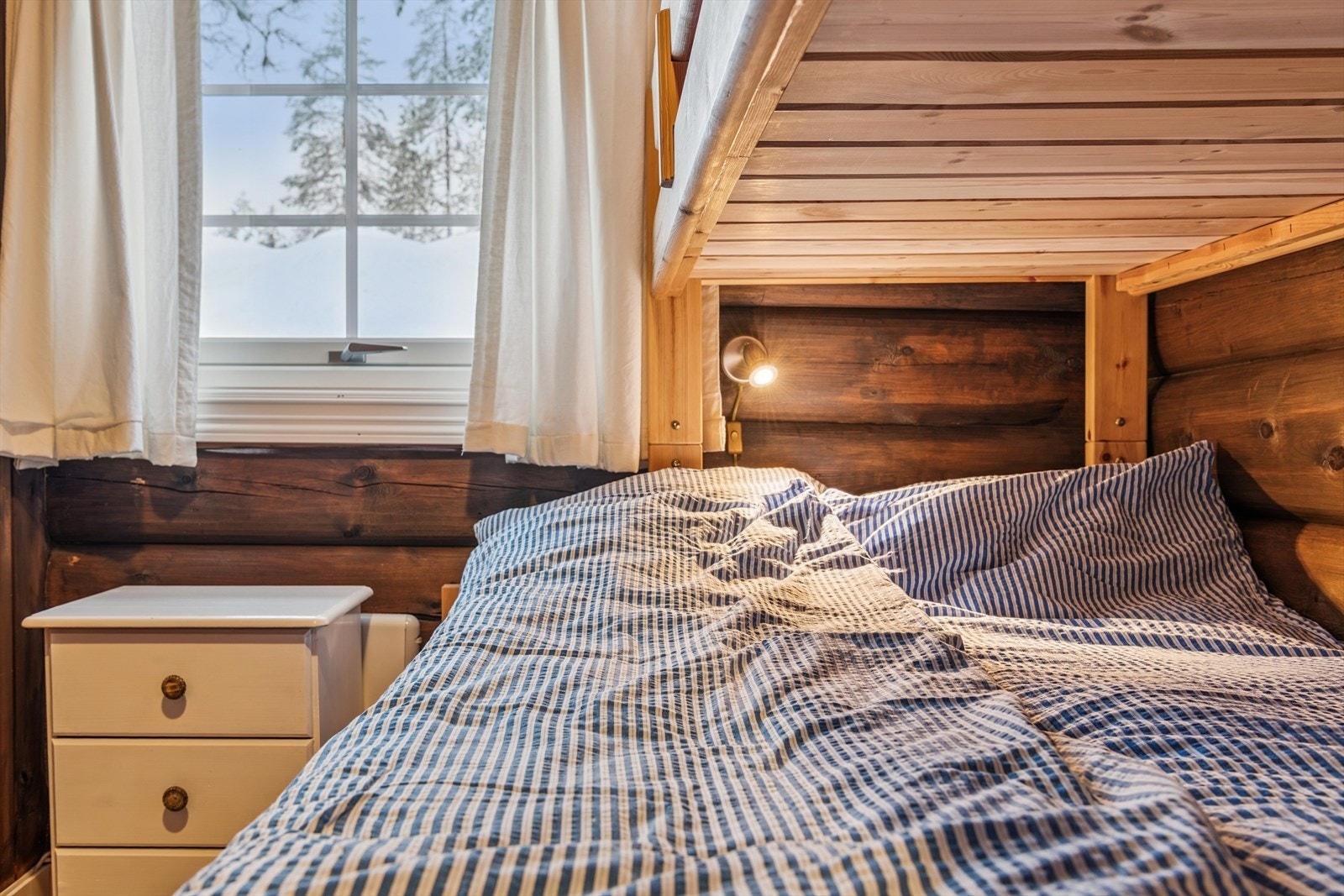 Soverommene har furugulv og ventiler i vinduene for tilluft. Galleribilde