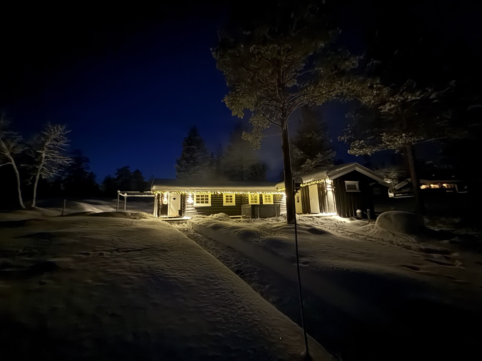 Hytta og og den frittstående boden skaper et stemningsfullt og privat tun. Privat foto. Galleribilde