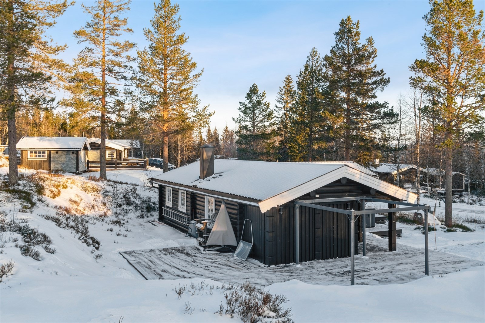 Terrassen er bygget i etapper i 2013, 2015 og 2020, og omkranser deler av hytta. Galleribilde