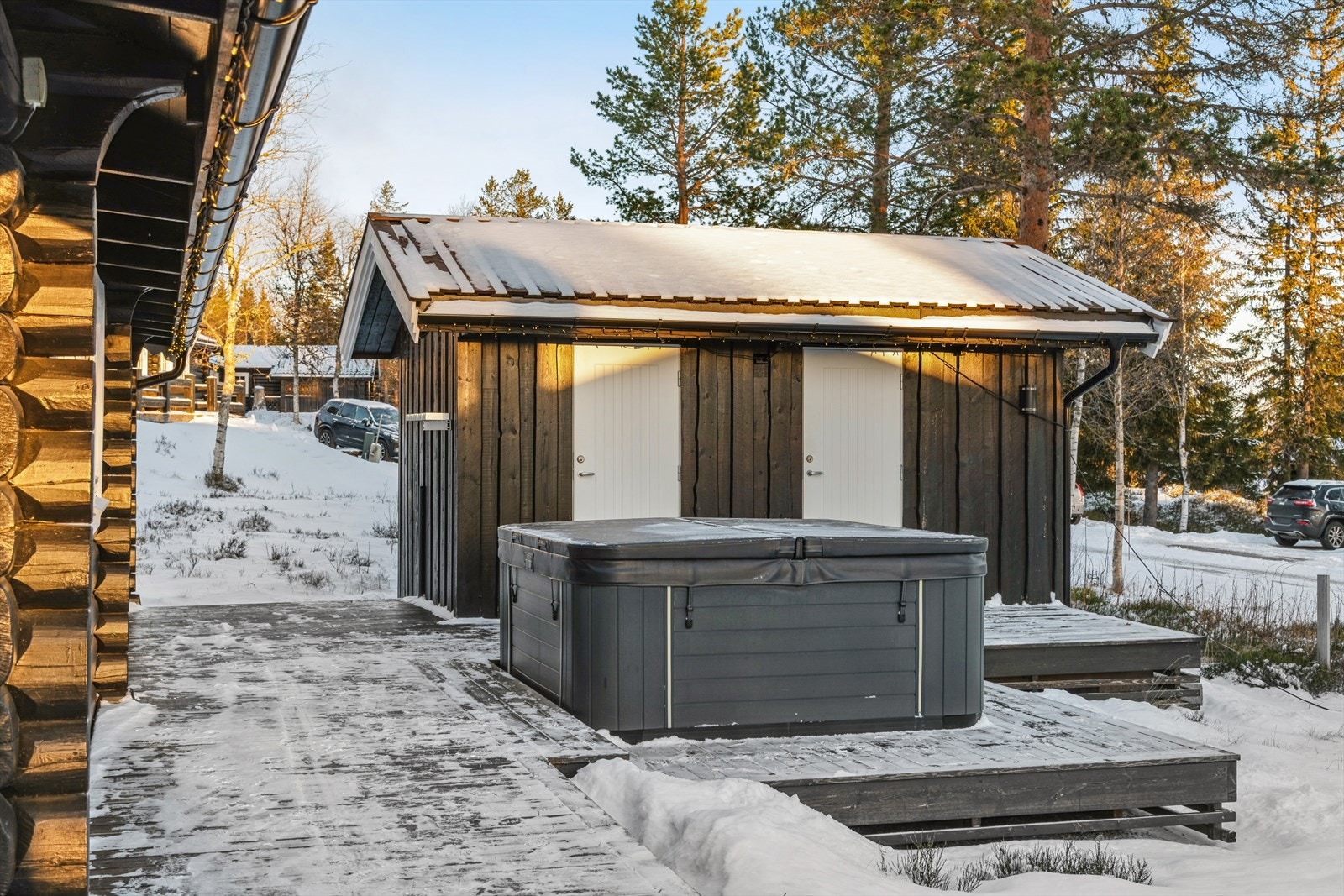 Fra terrassen er det enkel adkomst til den praktiske uteboden. Galleribilde