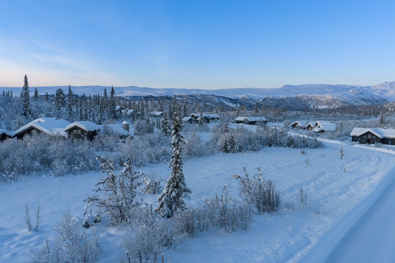 Rundt eiendommen finner du milevis med preparerte langrennsløyper og skiene kan spennes på rett utenfor hyttedøra. Beitostølen Skisenter byr på varierte og familievennlige bakker Galleribilde