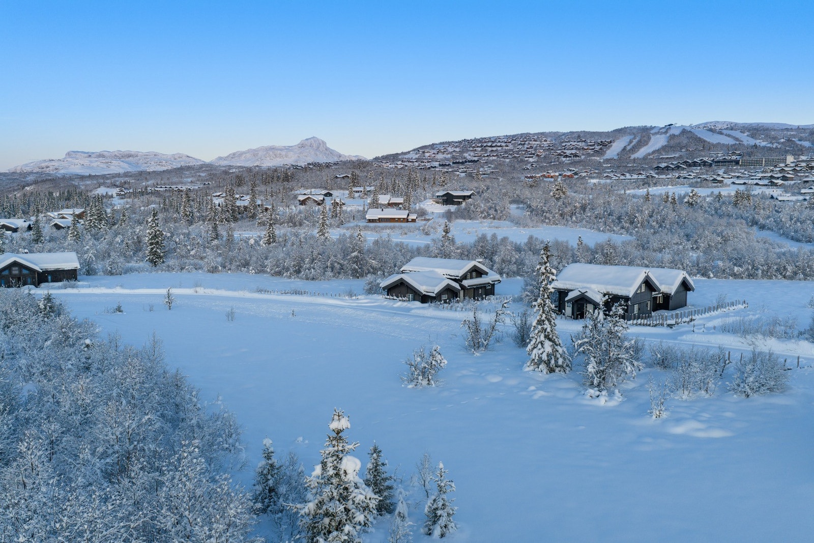 Skulle du ønske større utfordringer kan du besøke Alpinsenteret i Raudalen. Valdresflya (1.389 moh) er også et unikt utgangspunkt for spesielt vårskiturer (både topptur og langrenn). Her prepareres det normalt langrennsløyper ut mai! Galleribilde
