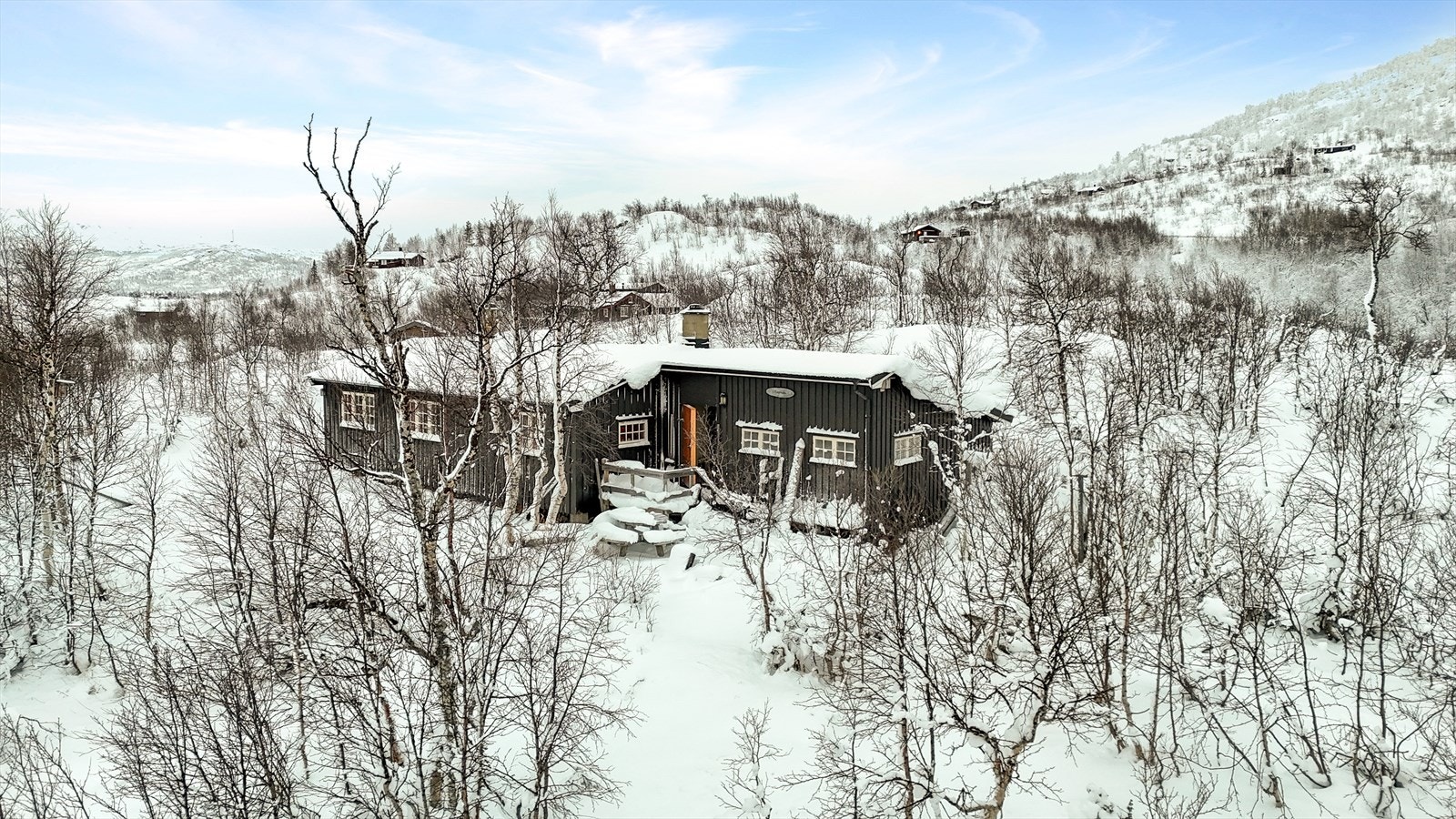 Hytten er i klassisk utførelse og utvidet noe etter byggeår. Galleribilde