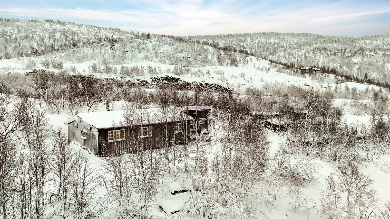 Eiendommen har svært skjermet beliggenhet mot innsyn og ligger noe "dratt" unna øvrig fritidsbebyggelse i området. Galleribilde