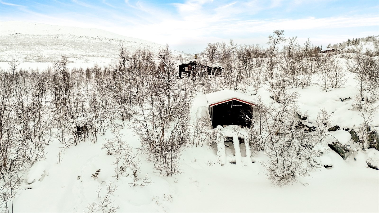 Mot naustet som medfølger. Hytten er like bak denne, slik at den daglige fisketuren når sesongen starter, blir enkelt å få til(fiskelykken må man selvsagt stå for selv) Galleribilde
