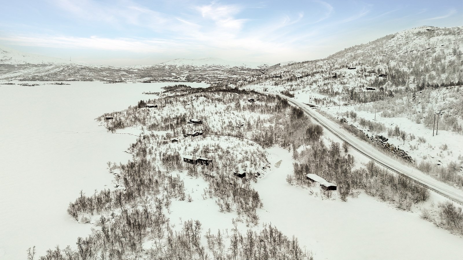 Med fritidsboligen medfølger det ett naust som ligger like i nærheten, altså kort vei både til naustet og parkeringsmuligheter for bil(ved hovedveien) Galleribilde