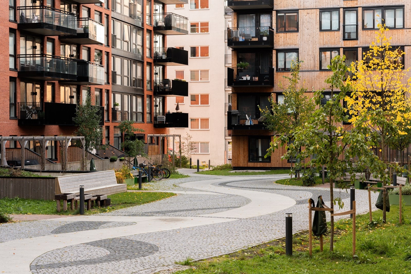 Uteområdene er pent opparbeidet med gangstier, beplantning og lekeplasser. Galleribilde