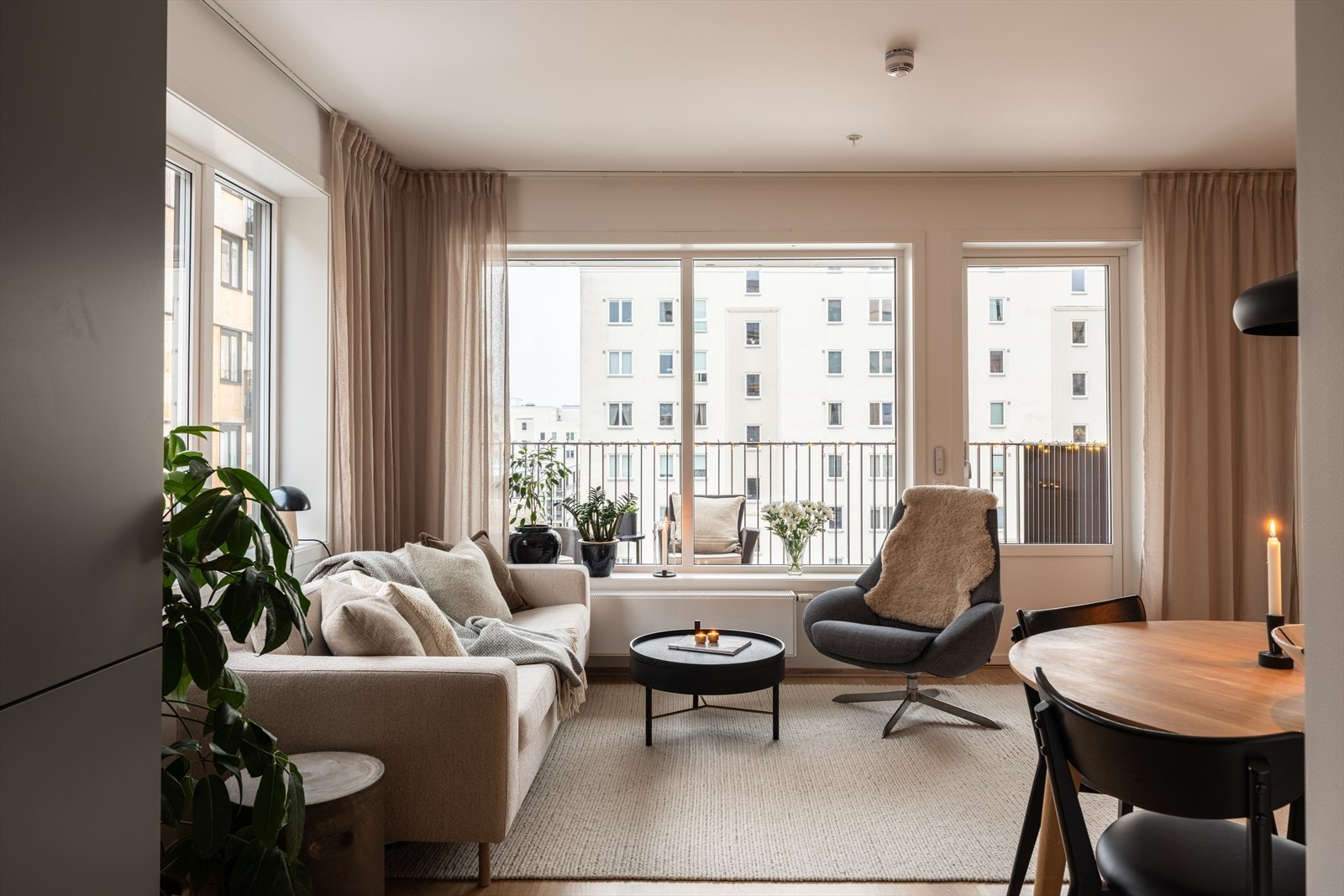 Leiligheten nyter godt av hjørnebeliggenheten. Galleribilde