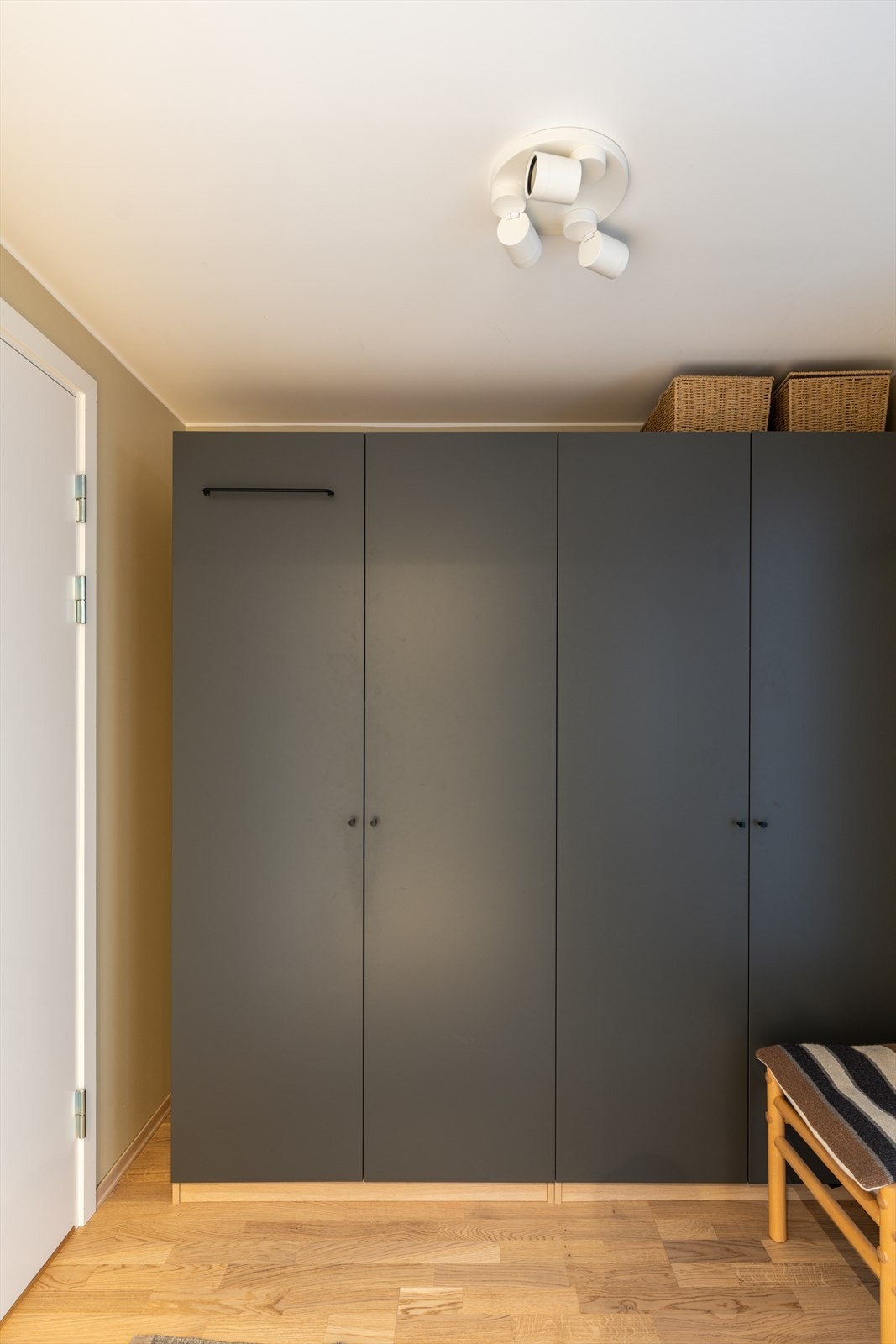 Praktiske Pax-garderobeskap fra 2024 gir rikelig med lagringsplass i gangen. Galleribilde