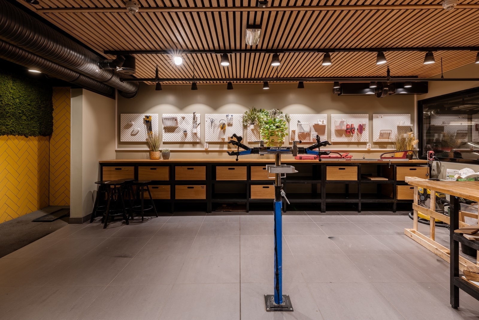 Sameiet tilbyr et velutstyrt hobbyrom og sykkelverksted for beboerne. Galleribilde