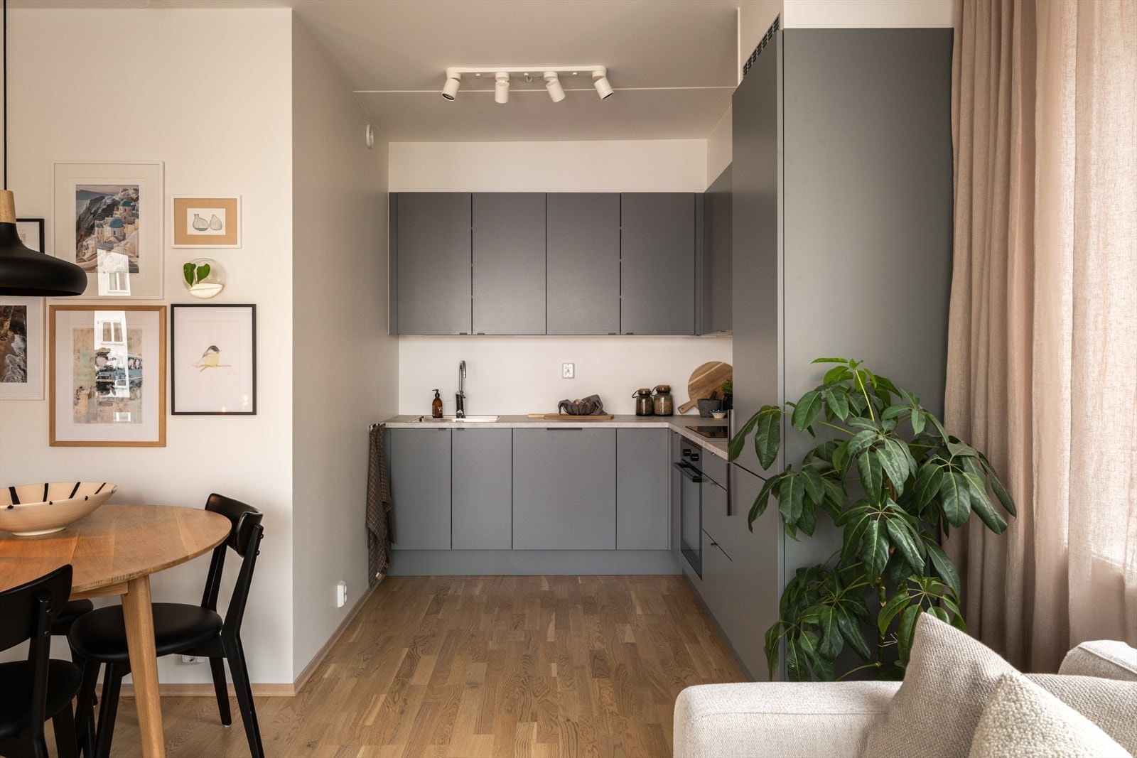 Kjøkkenet er praktisk plassert i en egen sone av rommet. Galleribilde