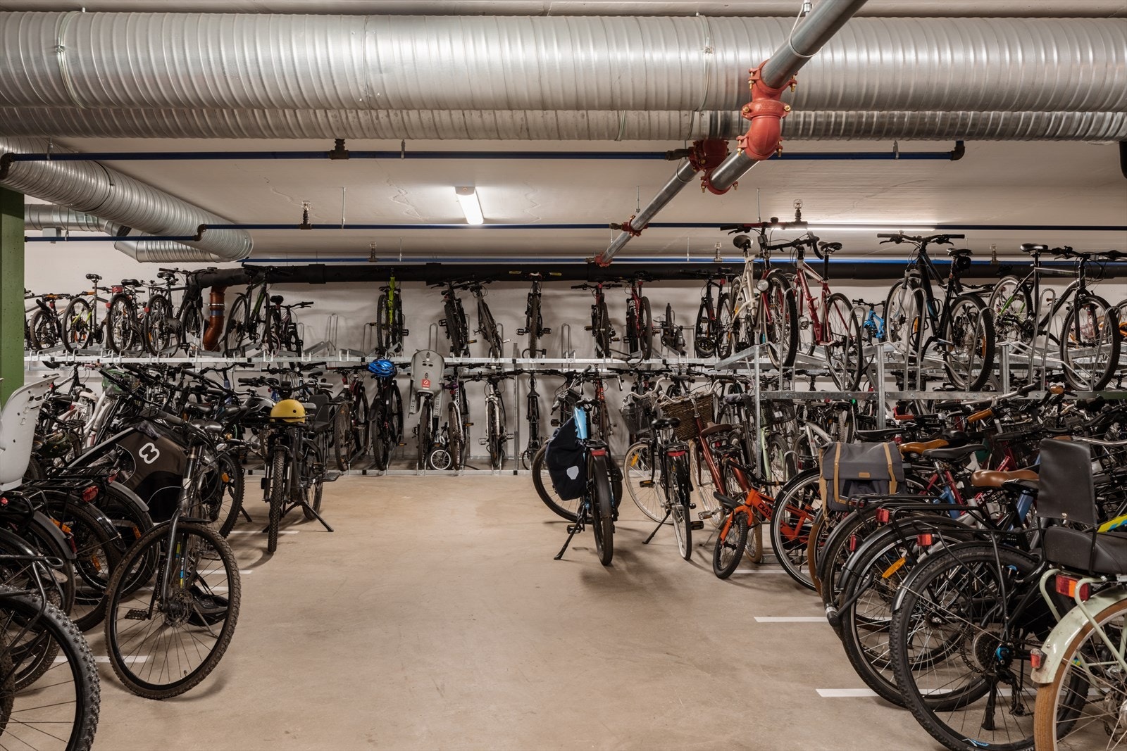 Det er rikelig med plass for trygg sykkelparkering innendørs. Galleribilde