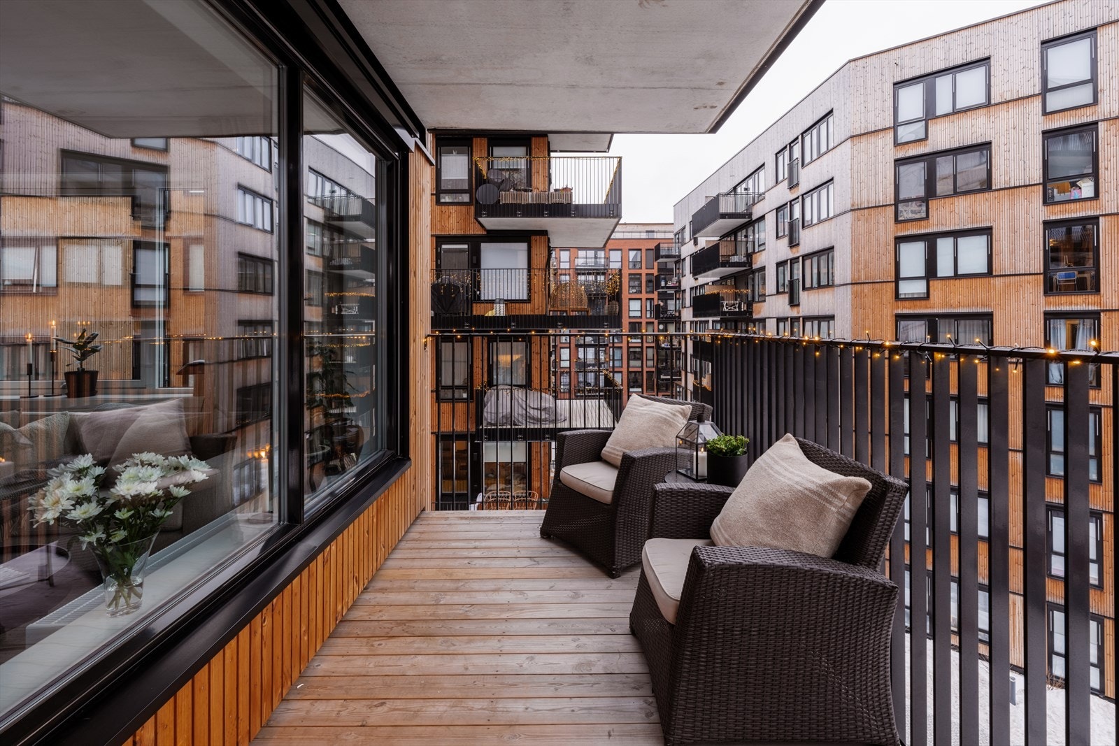 Balkongen har god plass til utemøbler og er overbygget av etasjen over. Galleribilde