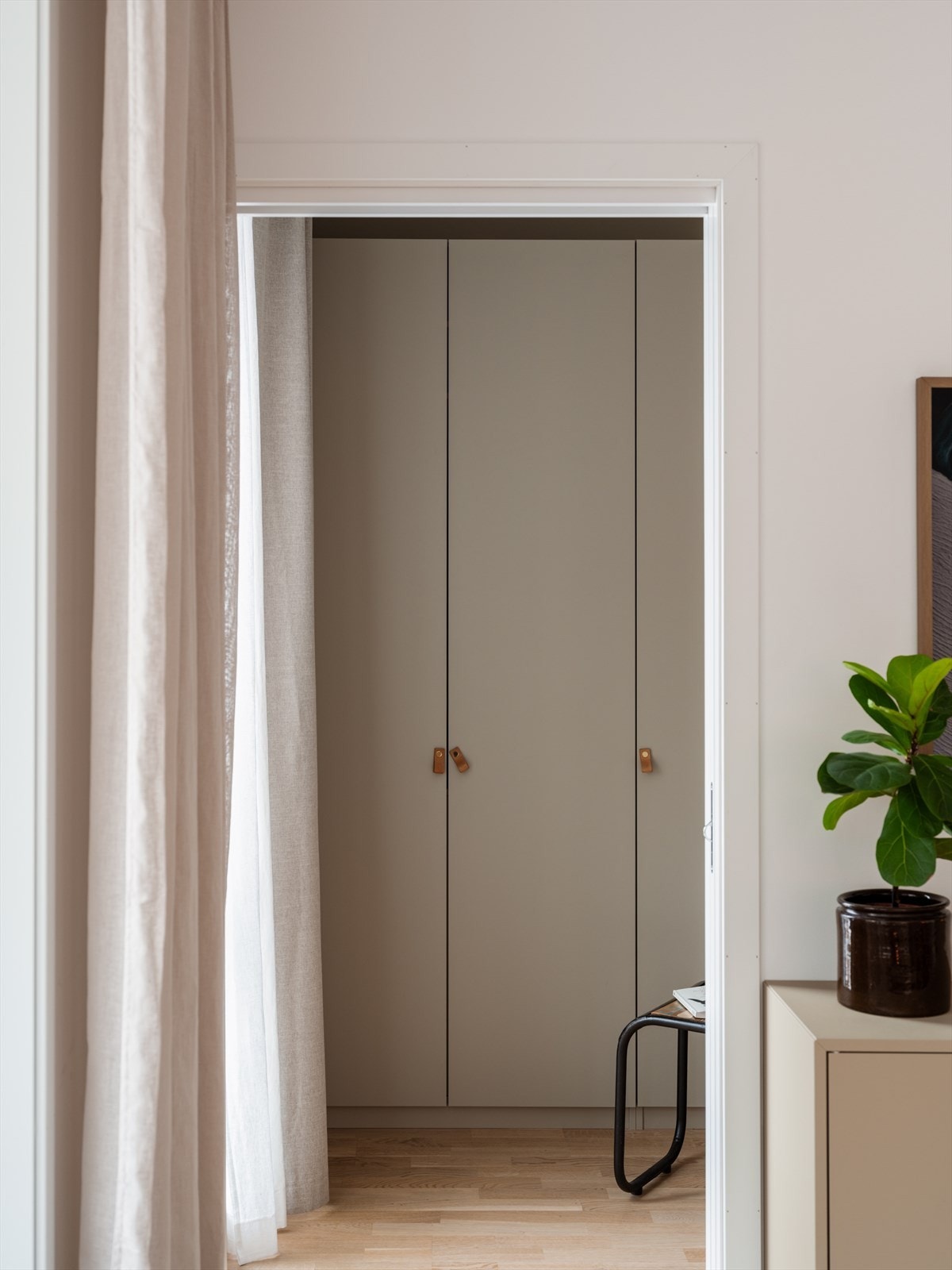 Godt med oppbevaringsplass i medfølgende garderobe. Galleribilde