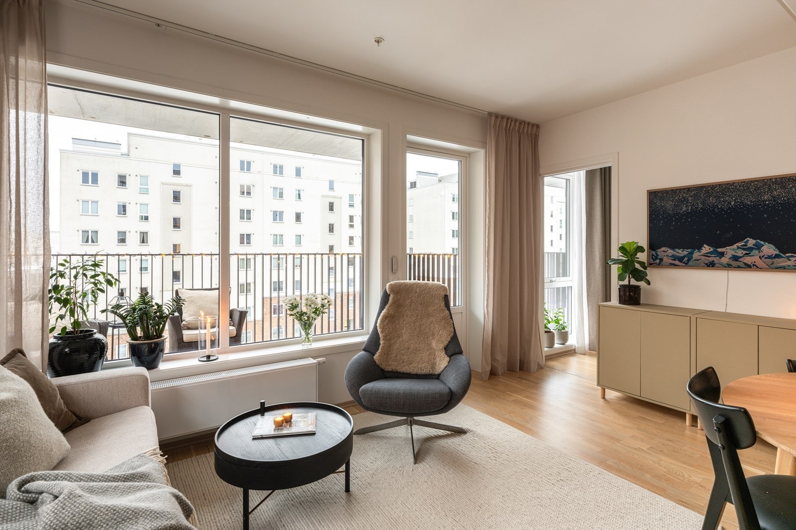 Gjennomgående parkett på gulvene gir en helhetlig og eksklusiv følelse. Galleribilde