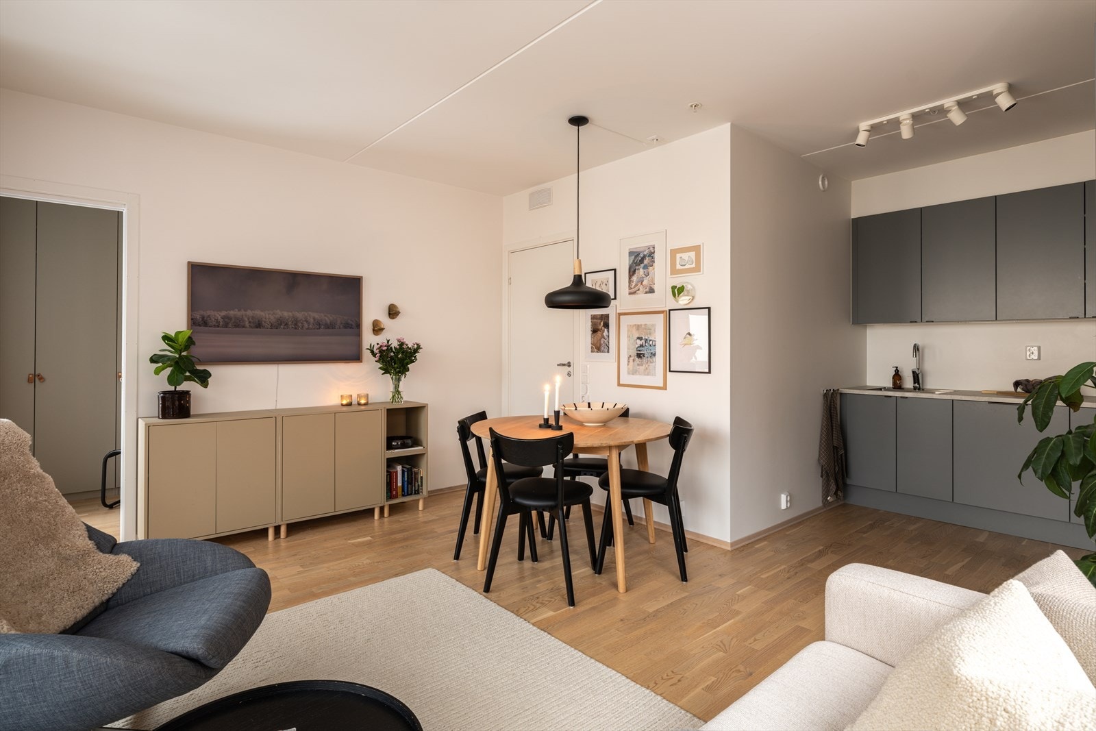 Den åpne løsningen mellom stue og kjøkken skaper en sosial og luftig atmosfære. Galleribilde