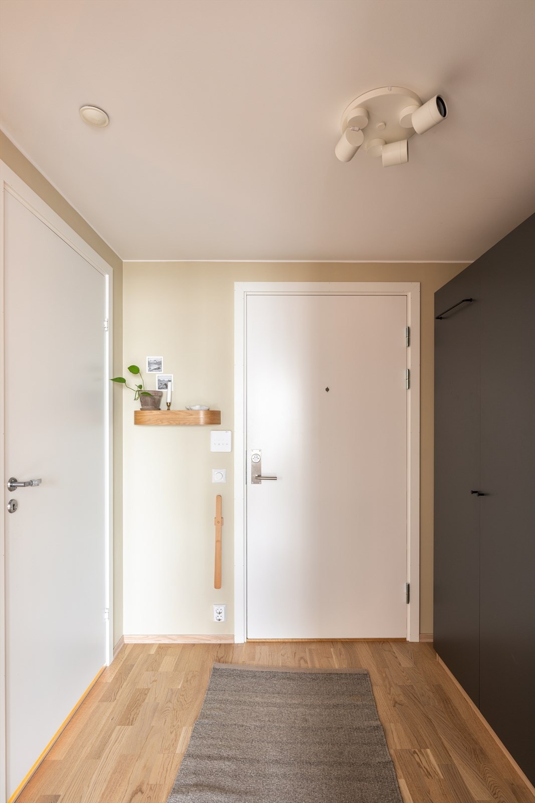 Lys, innbydende og romslig entré. Porttelefon ved inngangsdøren. Galleribilde