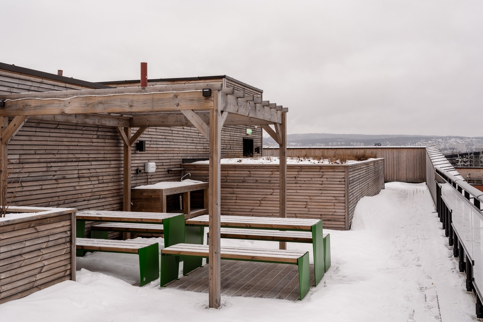 Borettslaget har en flott, felles takterrasse med sittegrupper, vidstrakt utsikt og fantastiske solforhold. Galleribilde