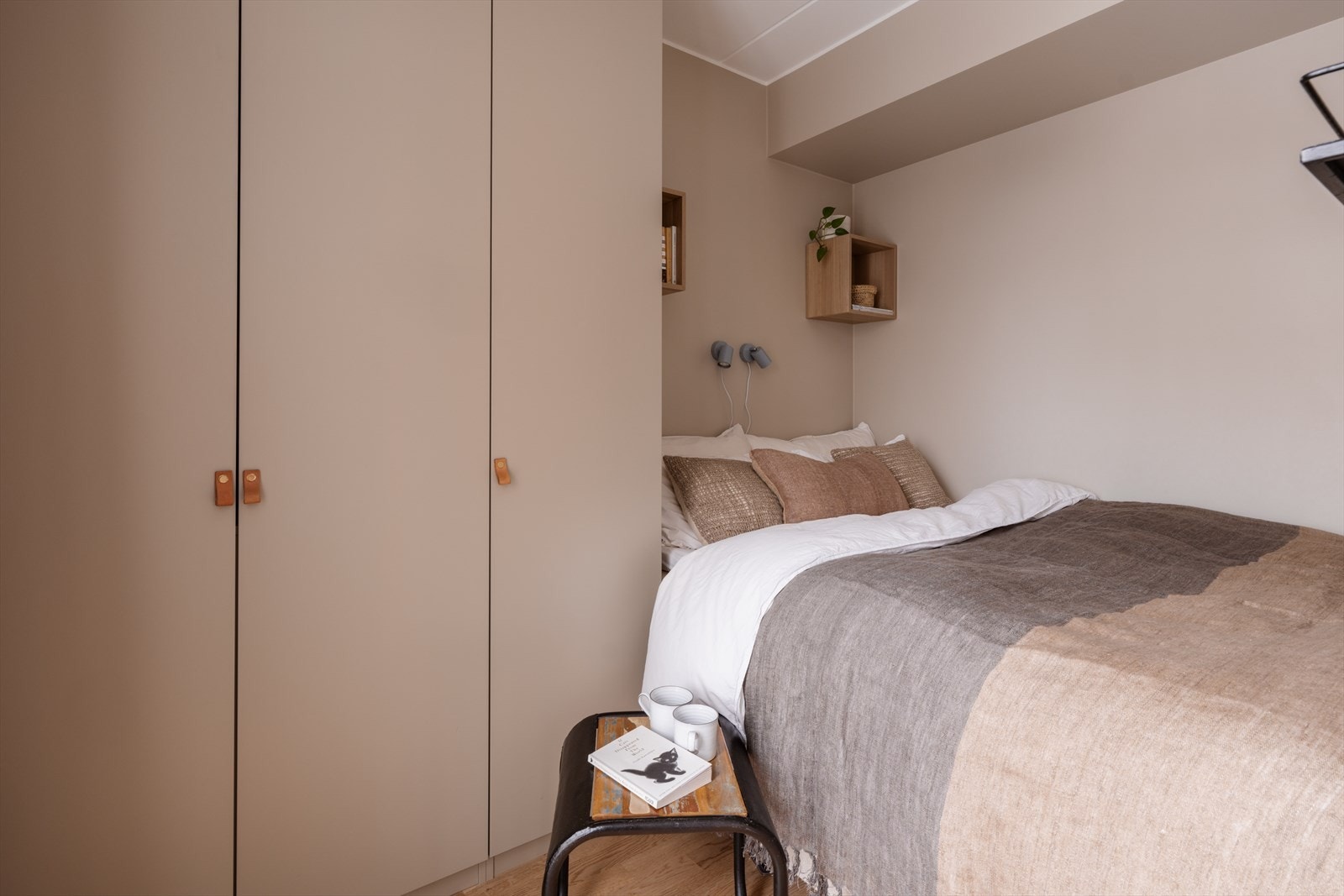 Romslig soverom med plassbygget garderobeskap. Galleribilde