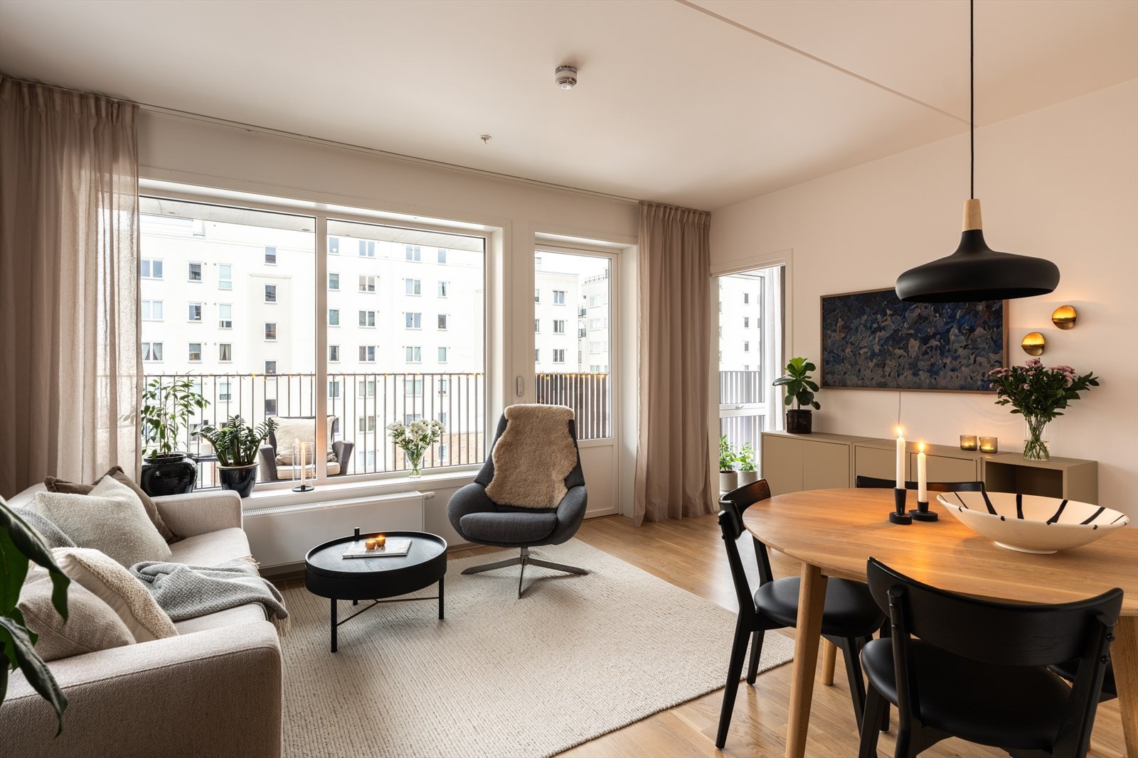 Stuen har store vindusflater som gir rikelig med naturlig lys og en takhøyde på 2,58 meter. Galleribilde