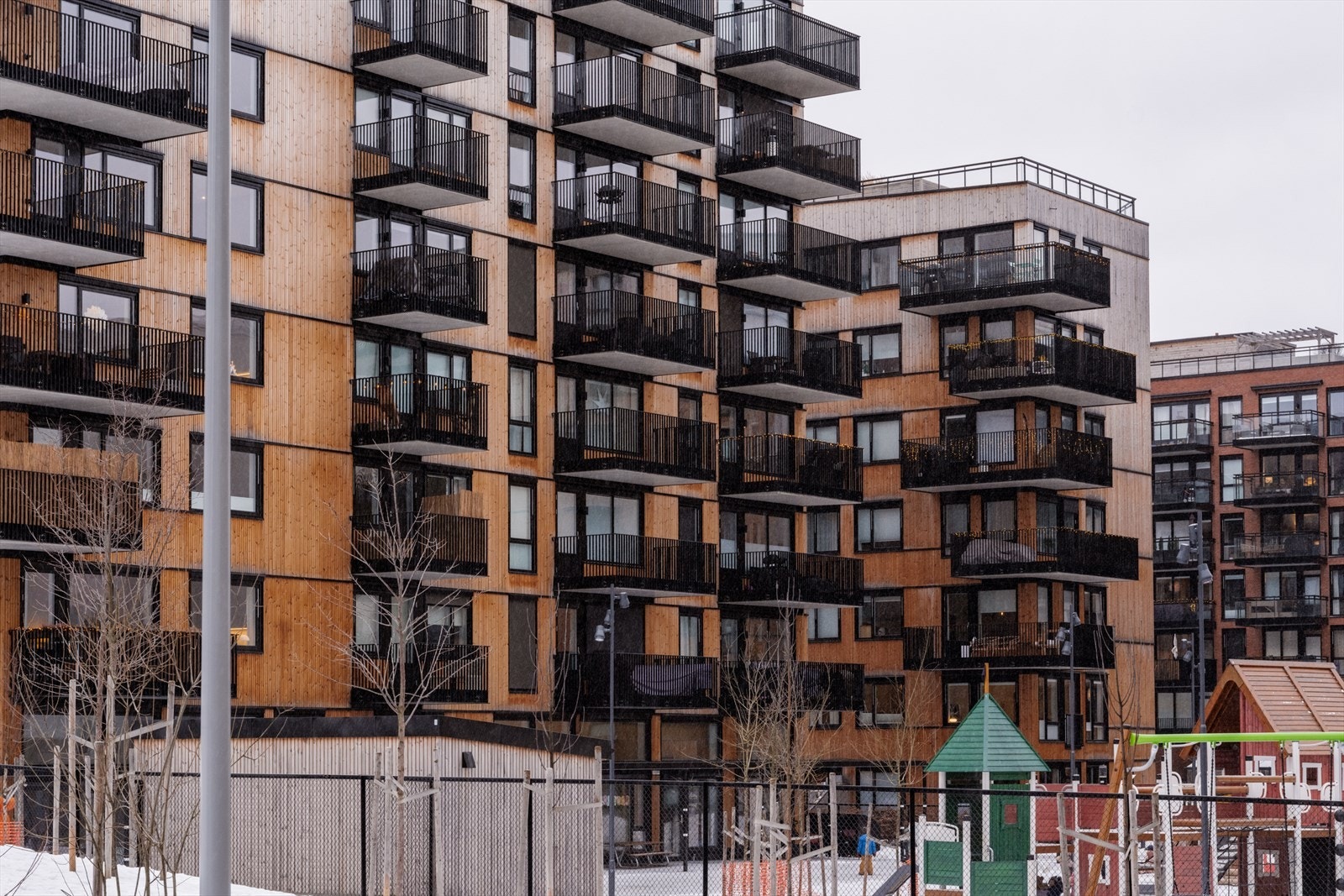 Bygget har en moderne fasade med utvendig kledning i tre. Galleribilde