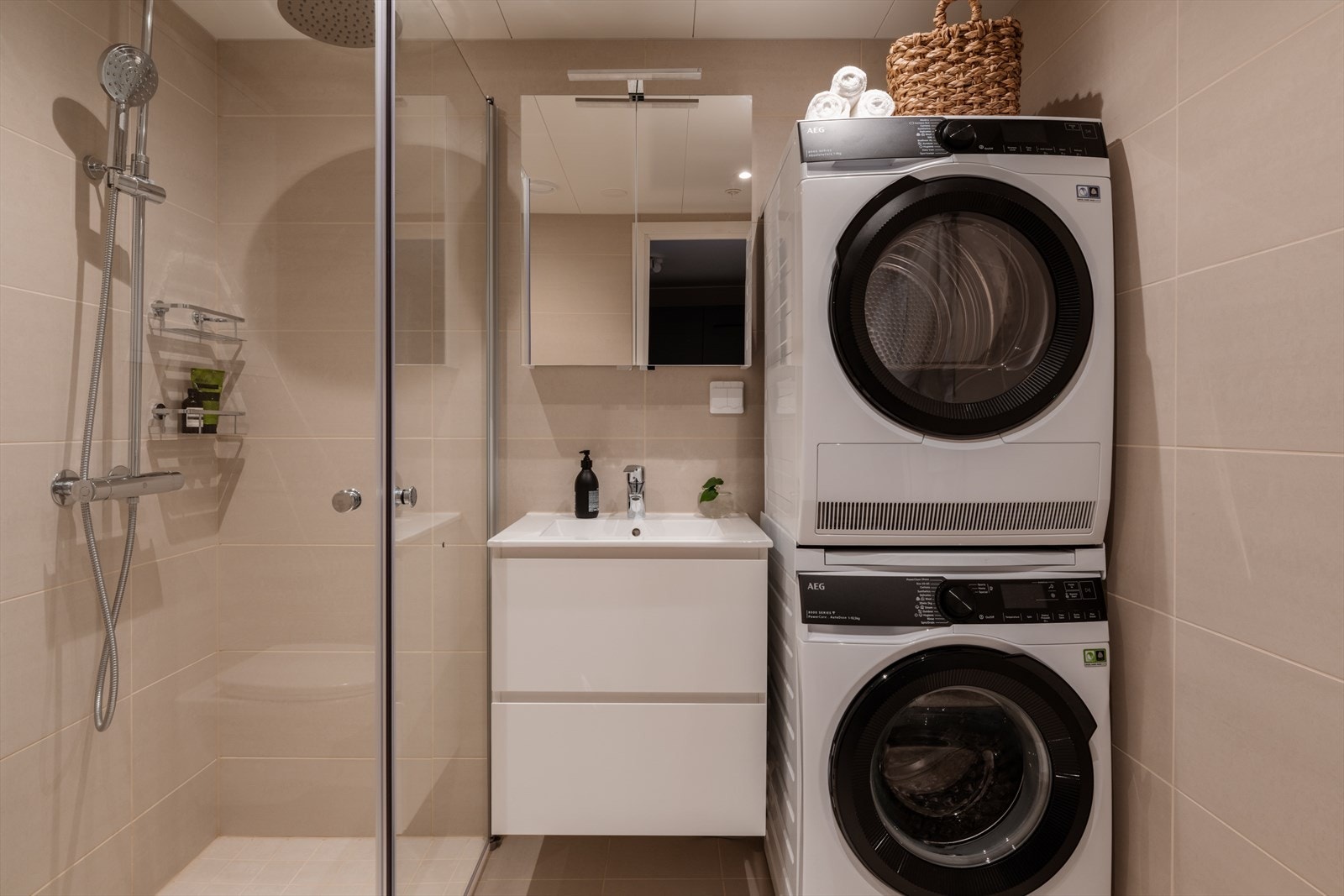 Moderne, helfliset bad fra 2024 med vannbåren gulvvarme. Galleribilde