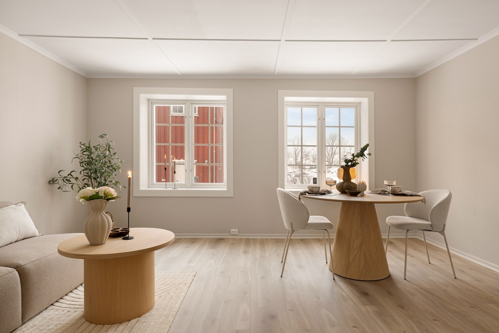 Stuen er romslig og gir plass til både sofagruppe og spisestue Galleribilde