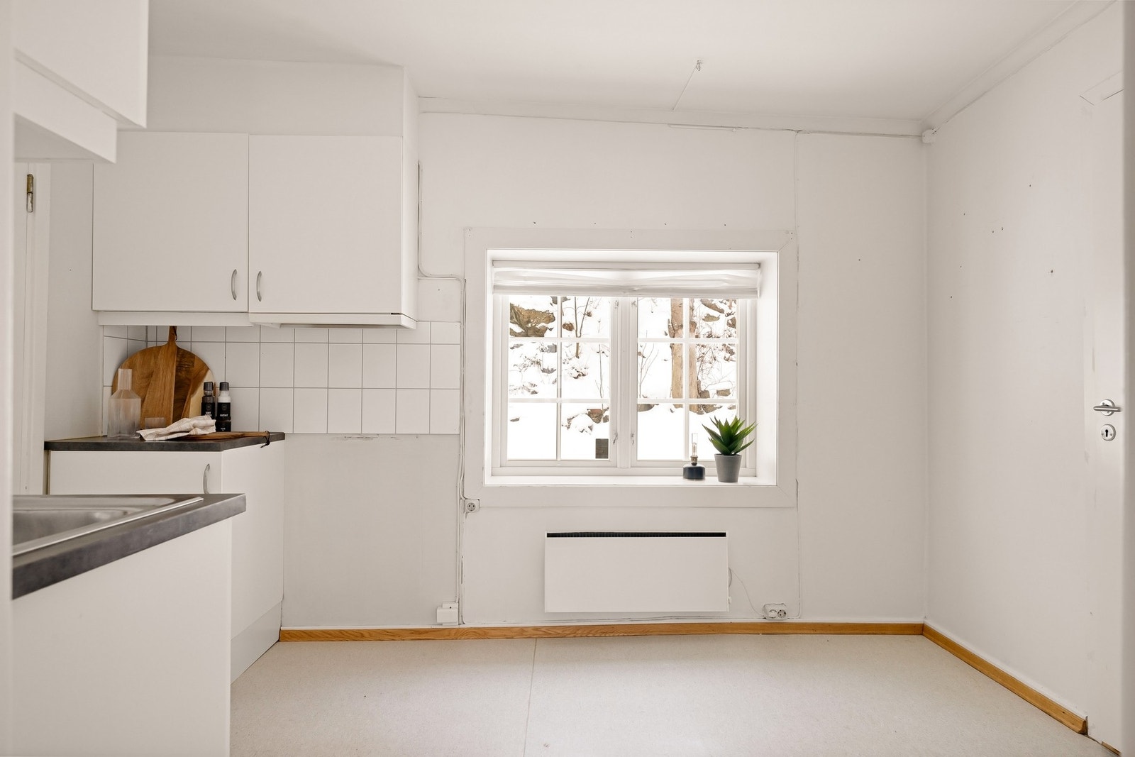 På kjøkkenet er det plass til et lite spisebord Galleribilde