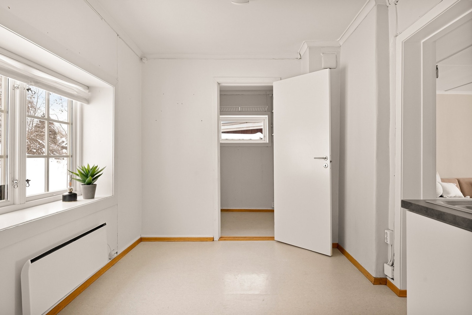 Innenfor kjøkkenet er det en praktisk bod for lagring Galleribilde