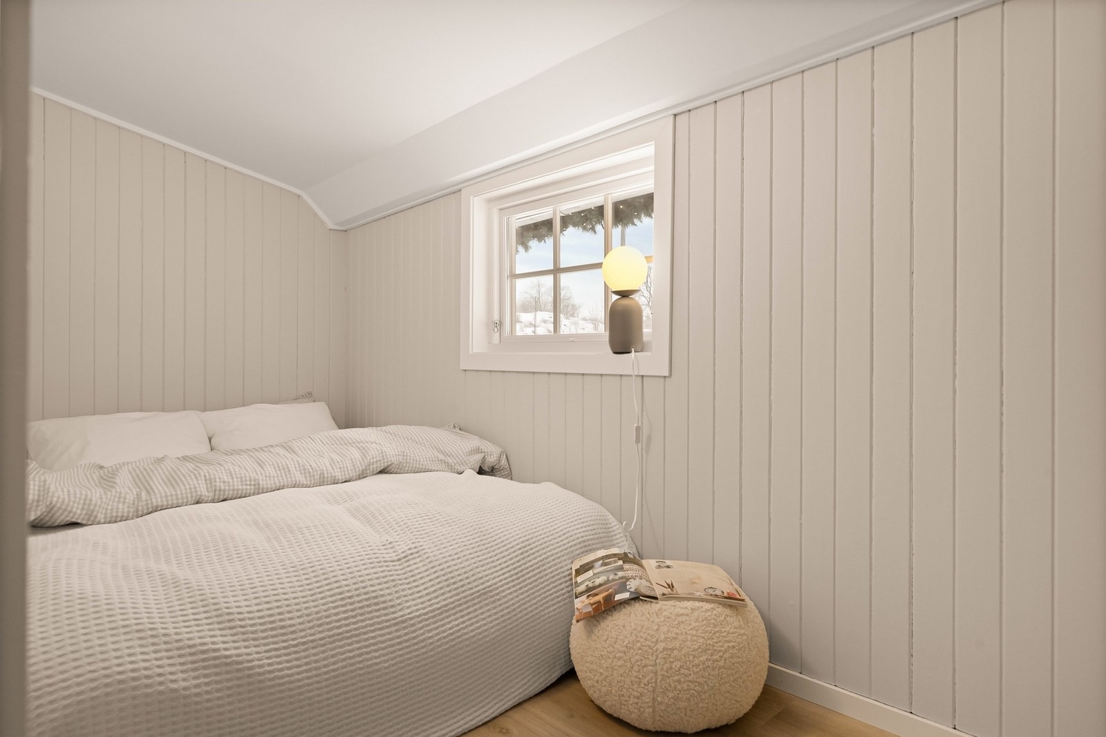 Sovealkoven har akkurat plass til en dobbeltseng Galleribilde