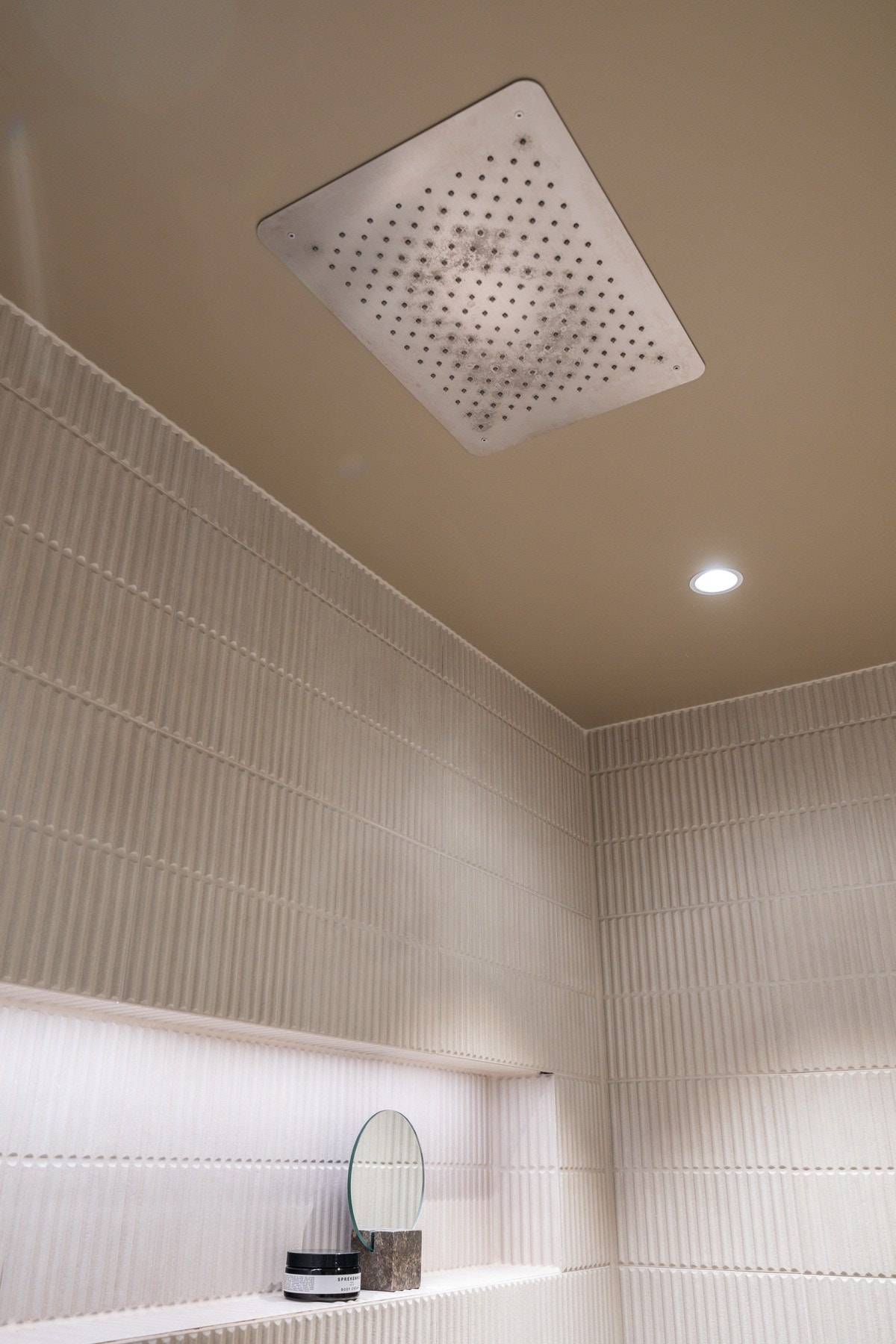 Moderne takdusj. Galleribilde