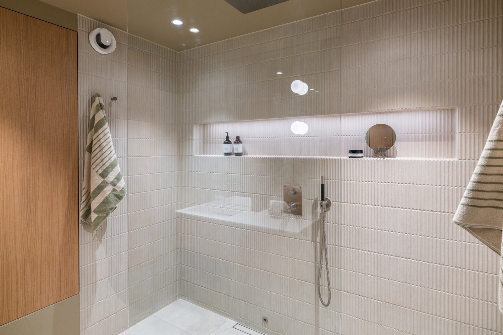 Lekker dusjsone med innfelte nisjer og stilrent uttrykk. Galleribilde