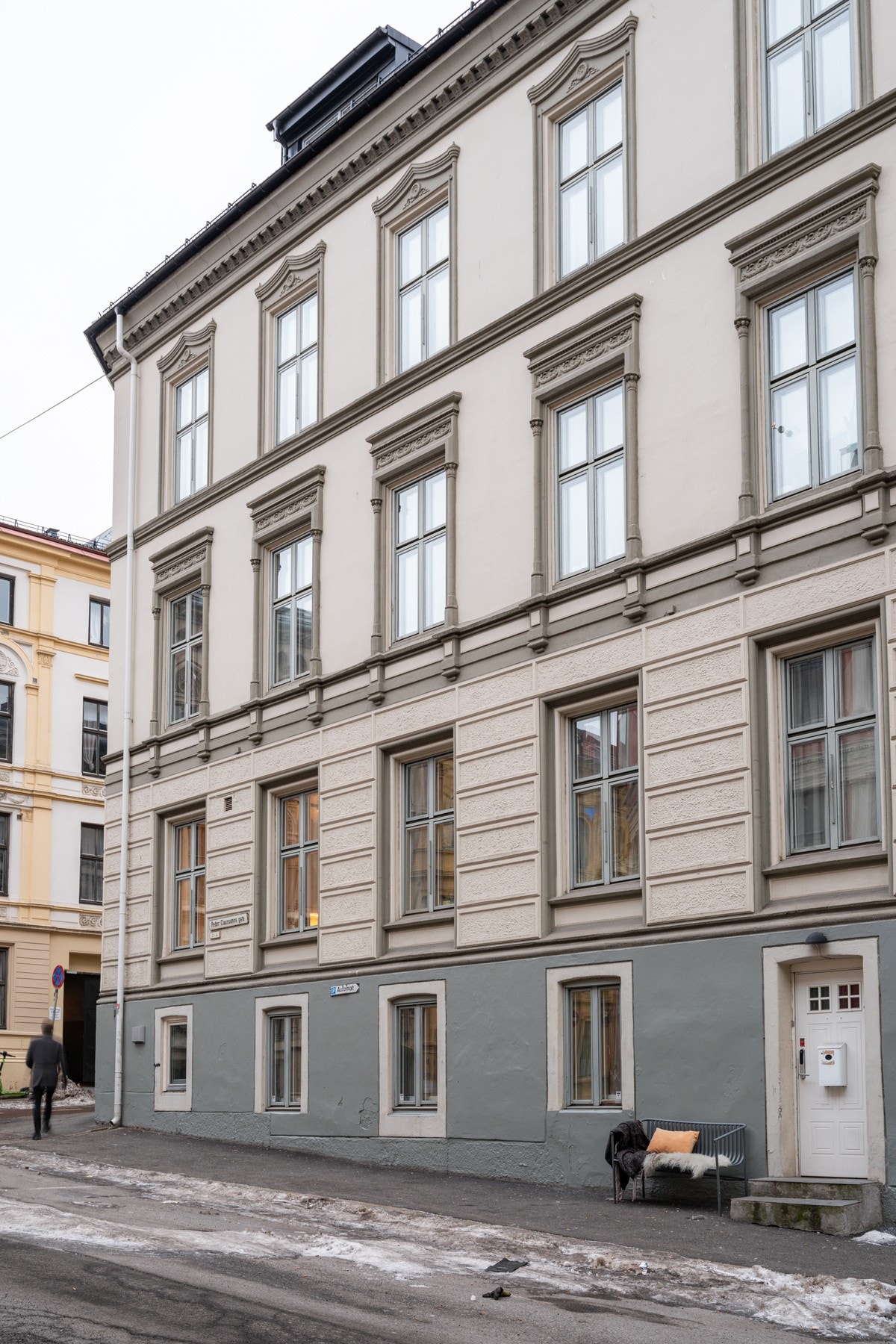 Leiligheten ligger attraktivt til i St. Olavs gate, sentralt i Oslo, med kort vei til kollektivtransport, dagligvarebutikker, servicetilbud, kaféer og restauranter. Galleribilde