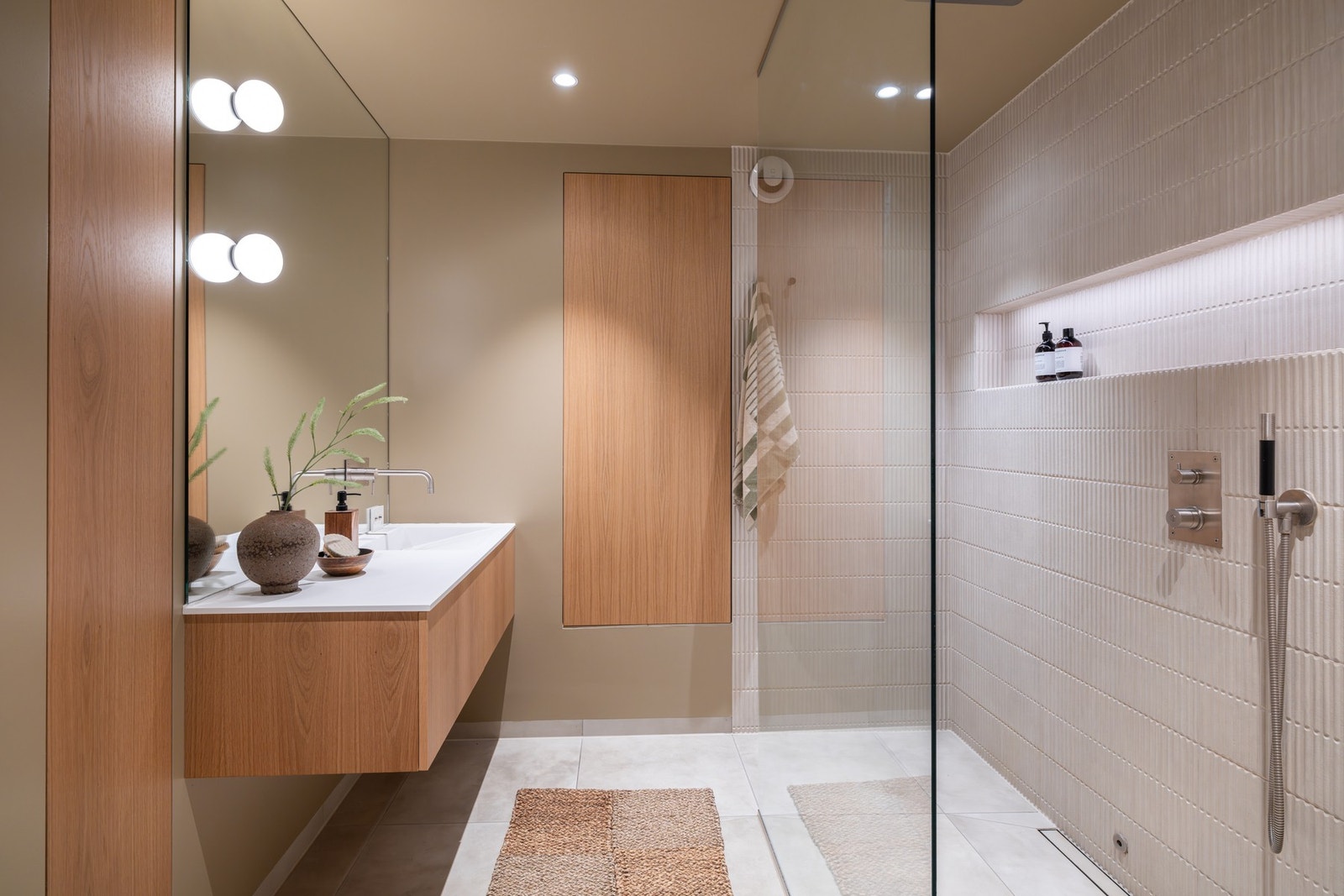 Stilrent og moderne bad av meget god størrelse. Galleribilde