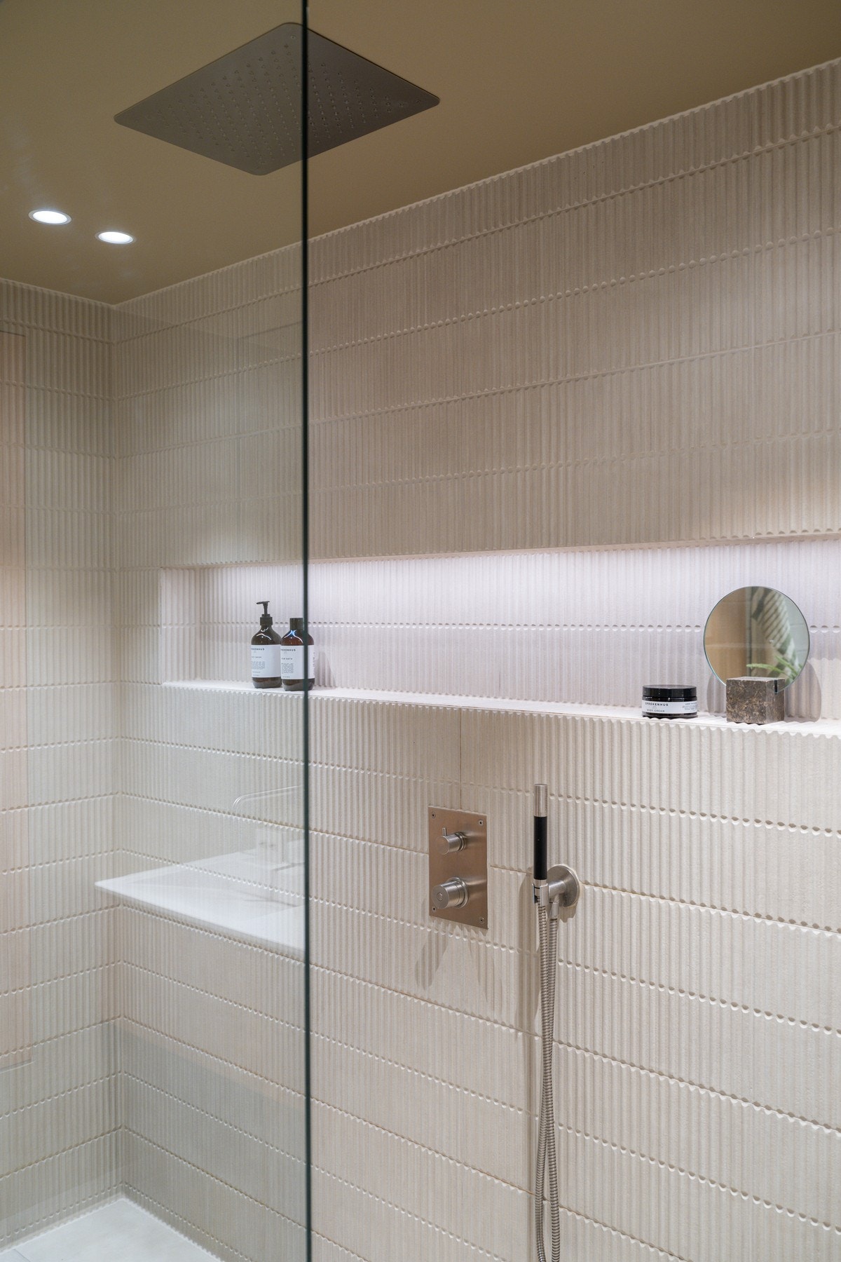 Dusj med flere integrerte nisjer og moderne armatur. Galleribilde