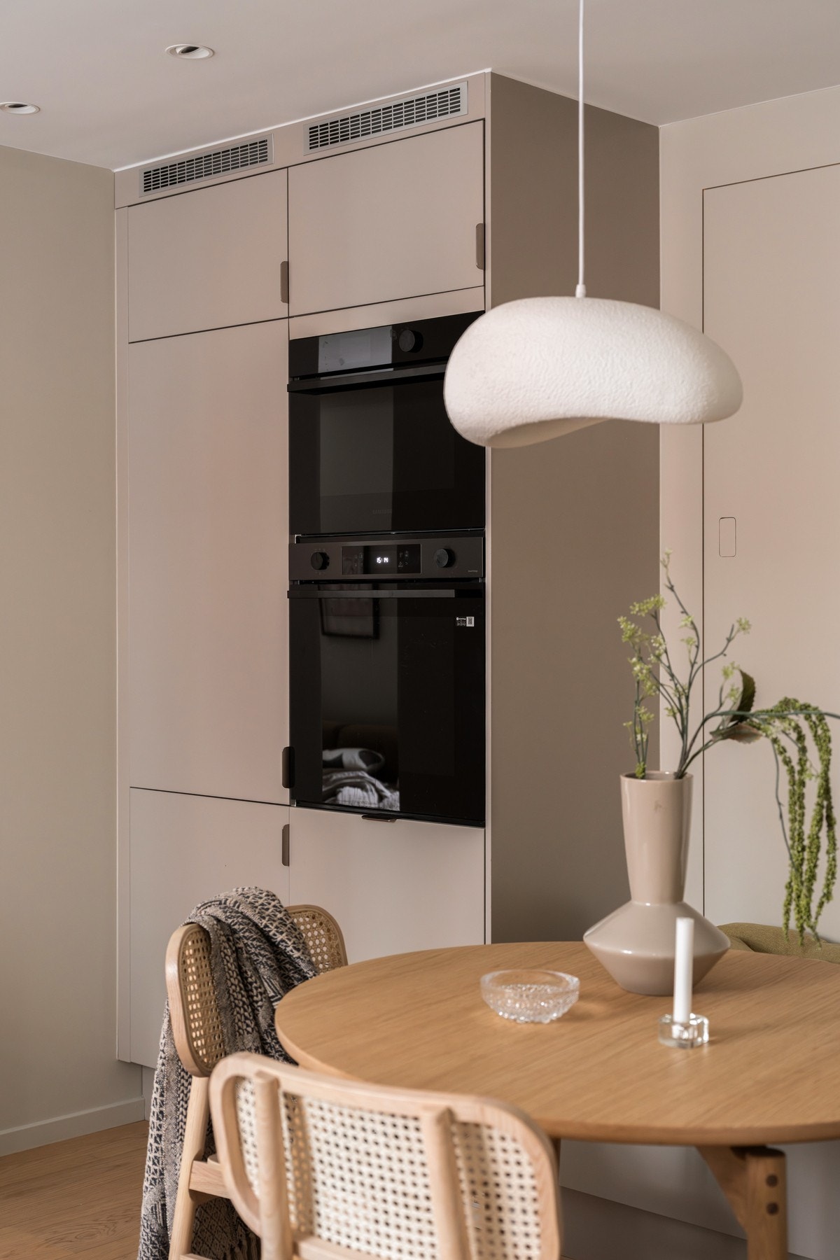 Kjøkkenet har integrert ovn, samt kjøl/frys. Galleribilde