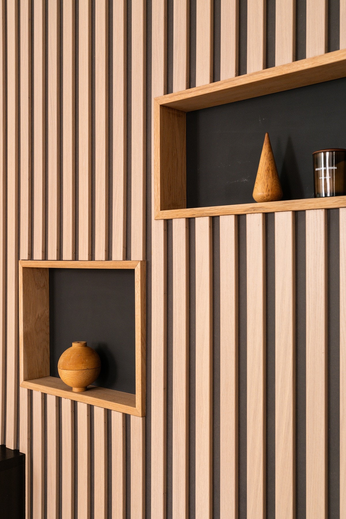 Detalj - påkostet spilevegg med integrerte nisjer. Galleribilde