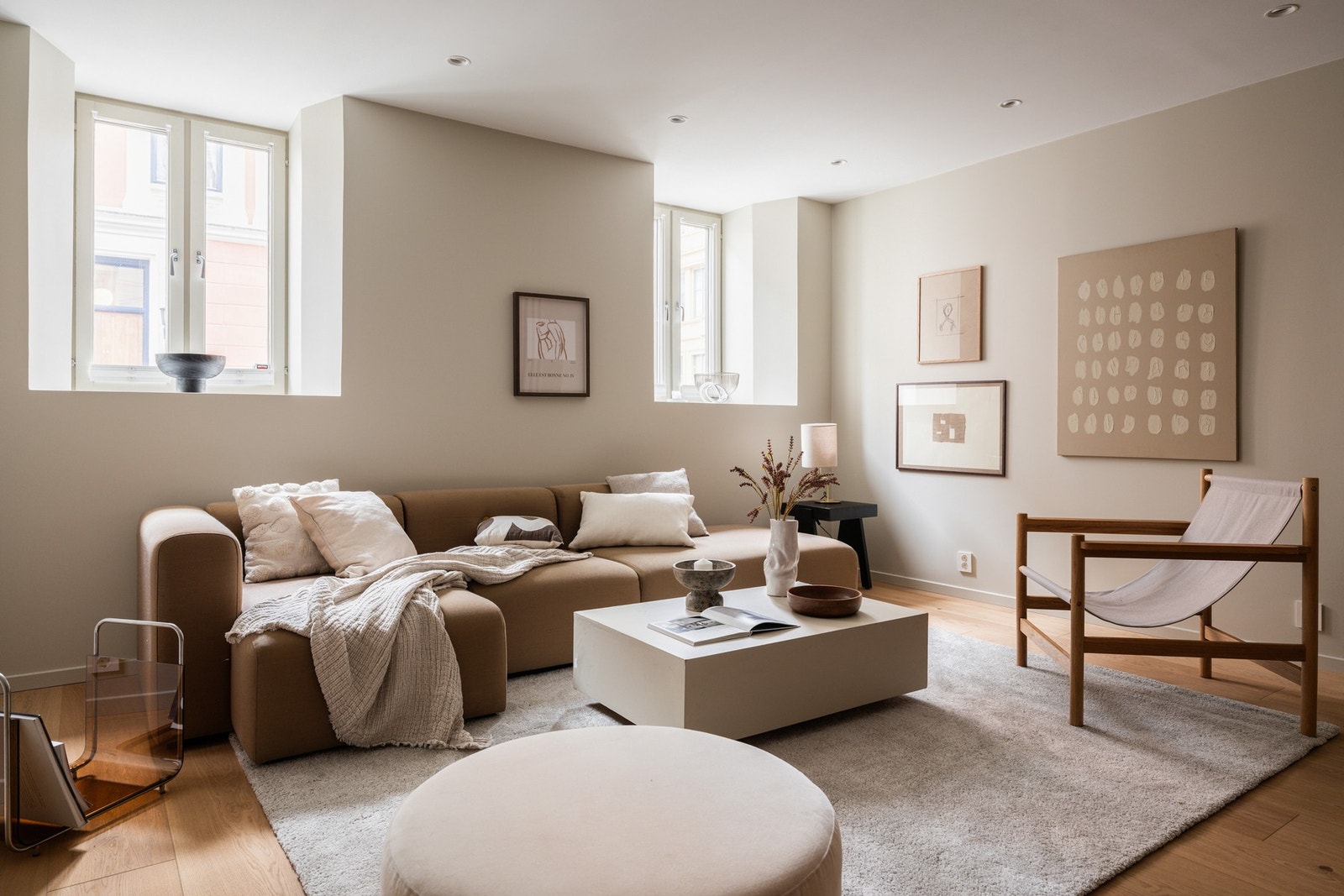 Vinduene slipper inn godt med naturlig lys ogs kaper en behagelig atmosfære. Galleribilde