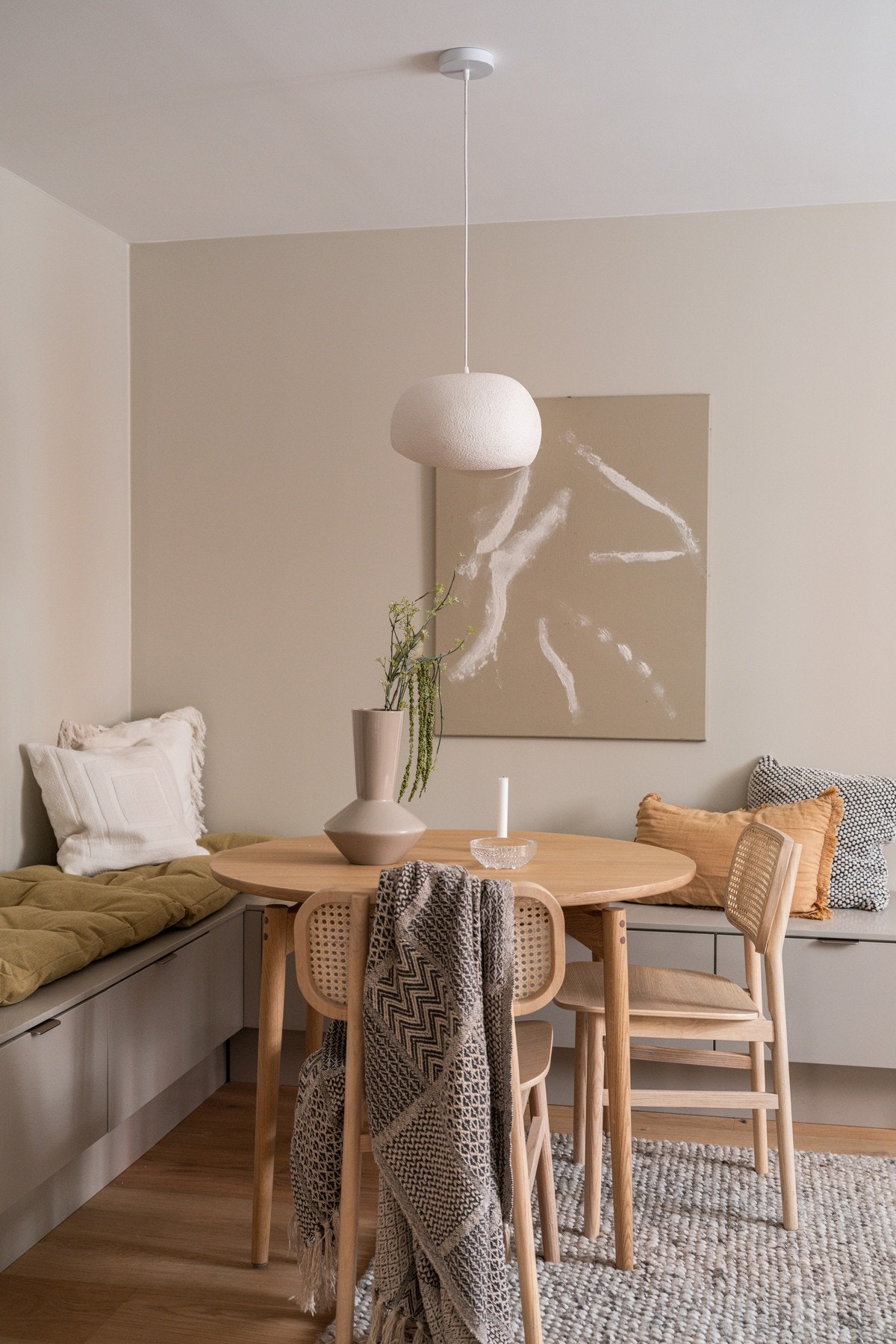 Lun og innbydende spiseplass med plassbygde sittebenker. Galleribilde