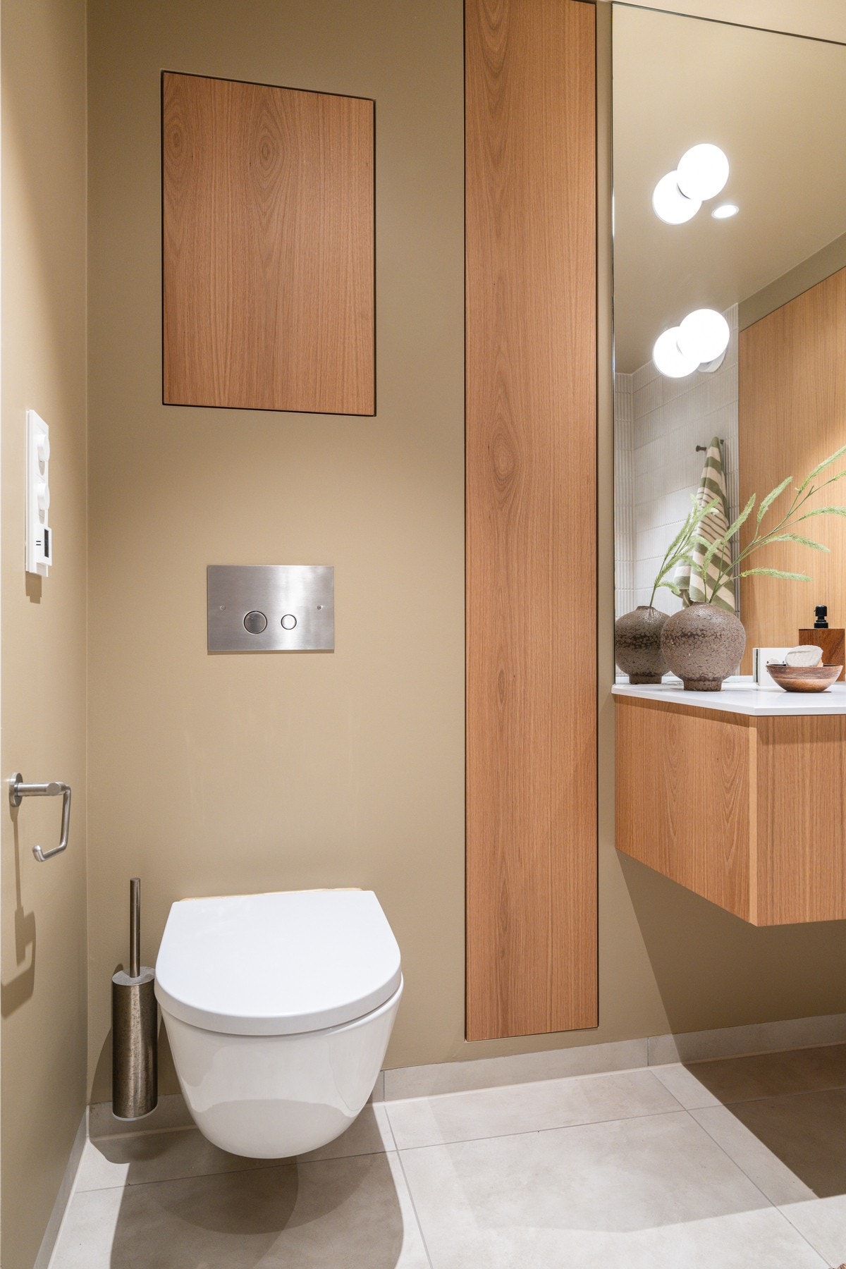 Badet har vegghengt toalett. Galleribilde