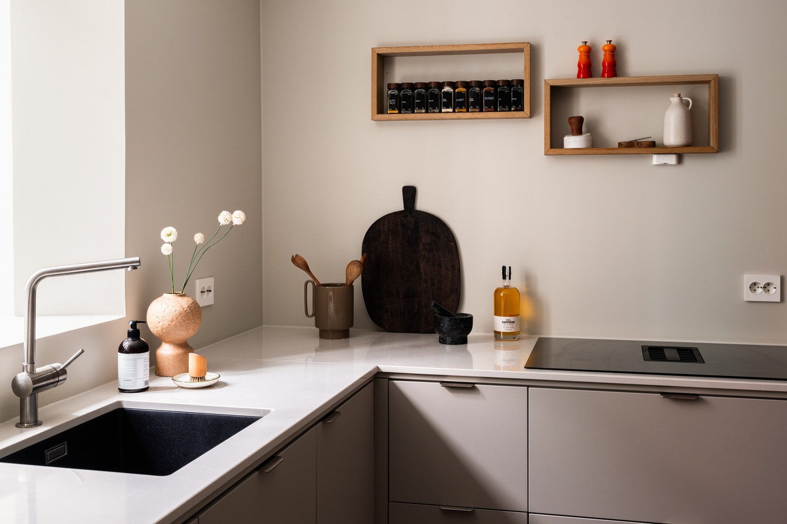 Det er godt med skap- og benkeplass. Galleribilde