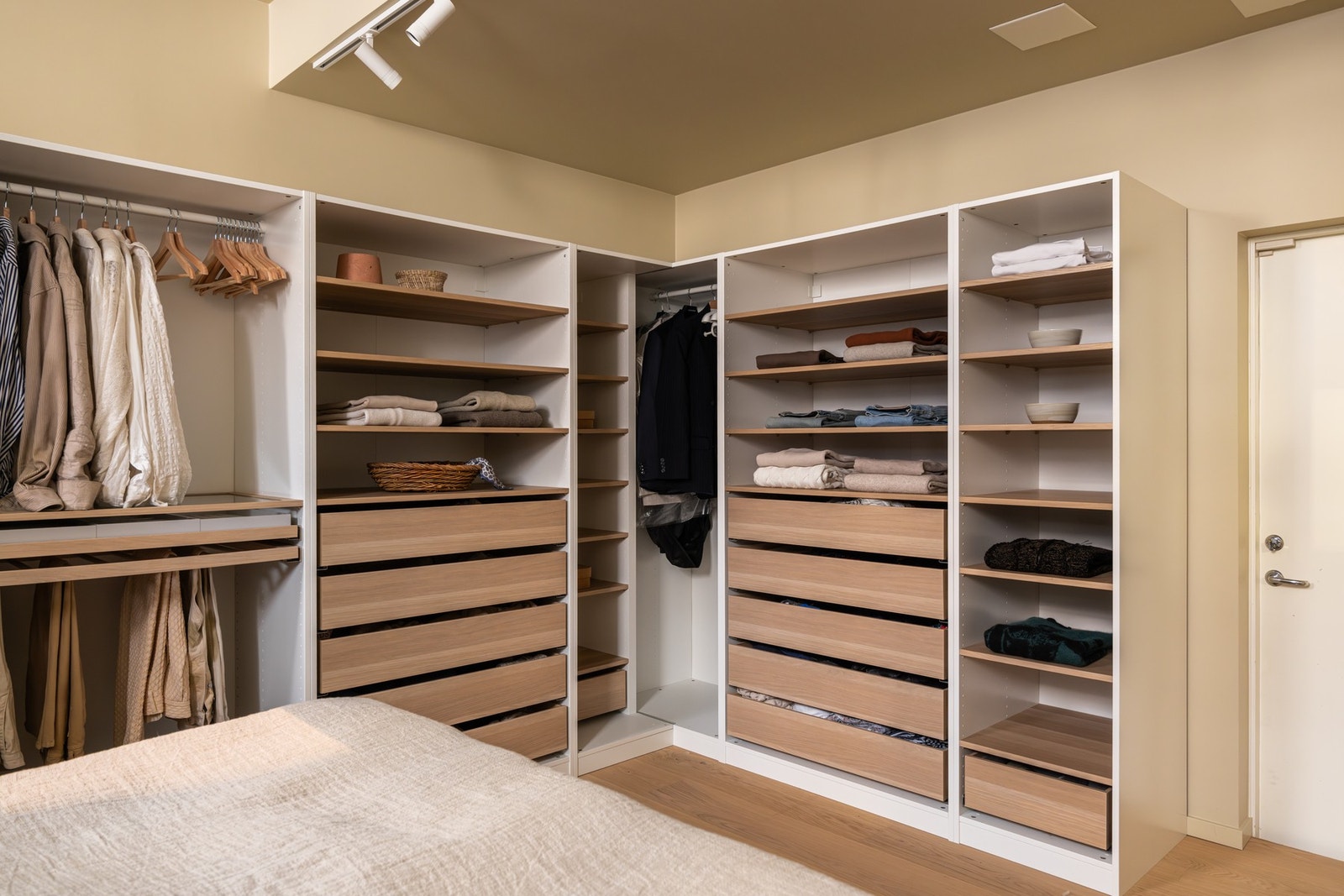 Romslig og påkostet garderobeløsning. Galleribilde