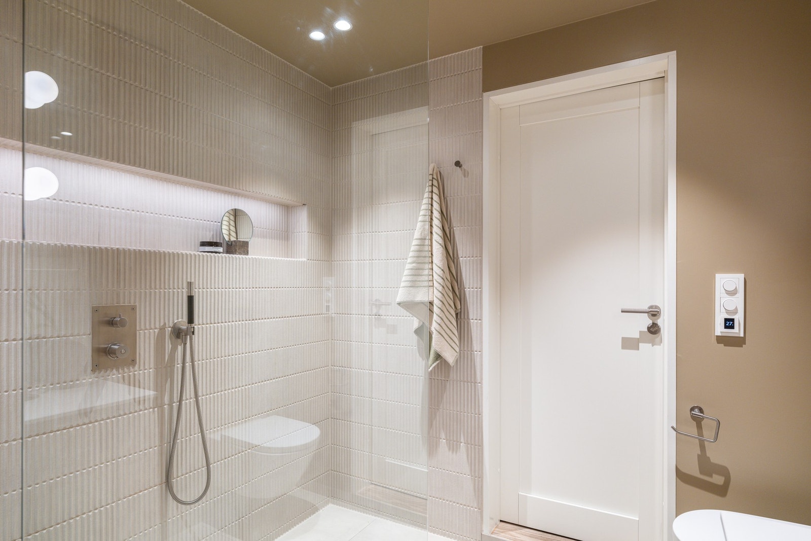 Badet fremstår eksklusivt med påkostede materialvalg. Galleribilde