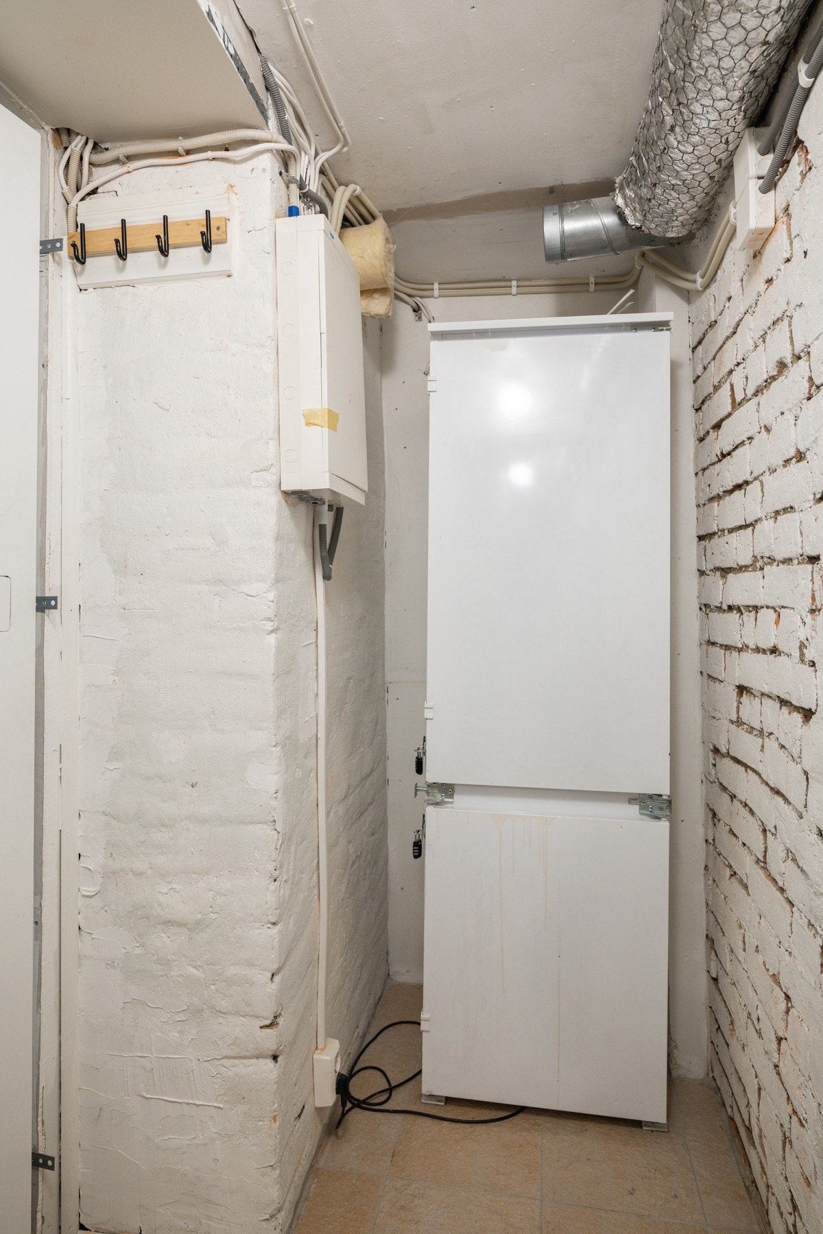 Her er det plass til ekstra kjøleskap og oppbevaring. Galleribilde