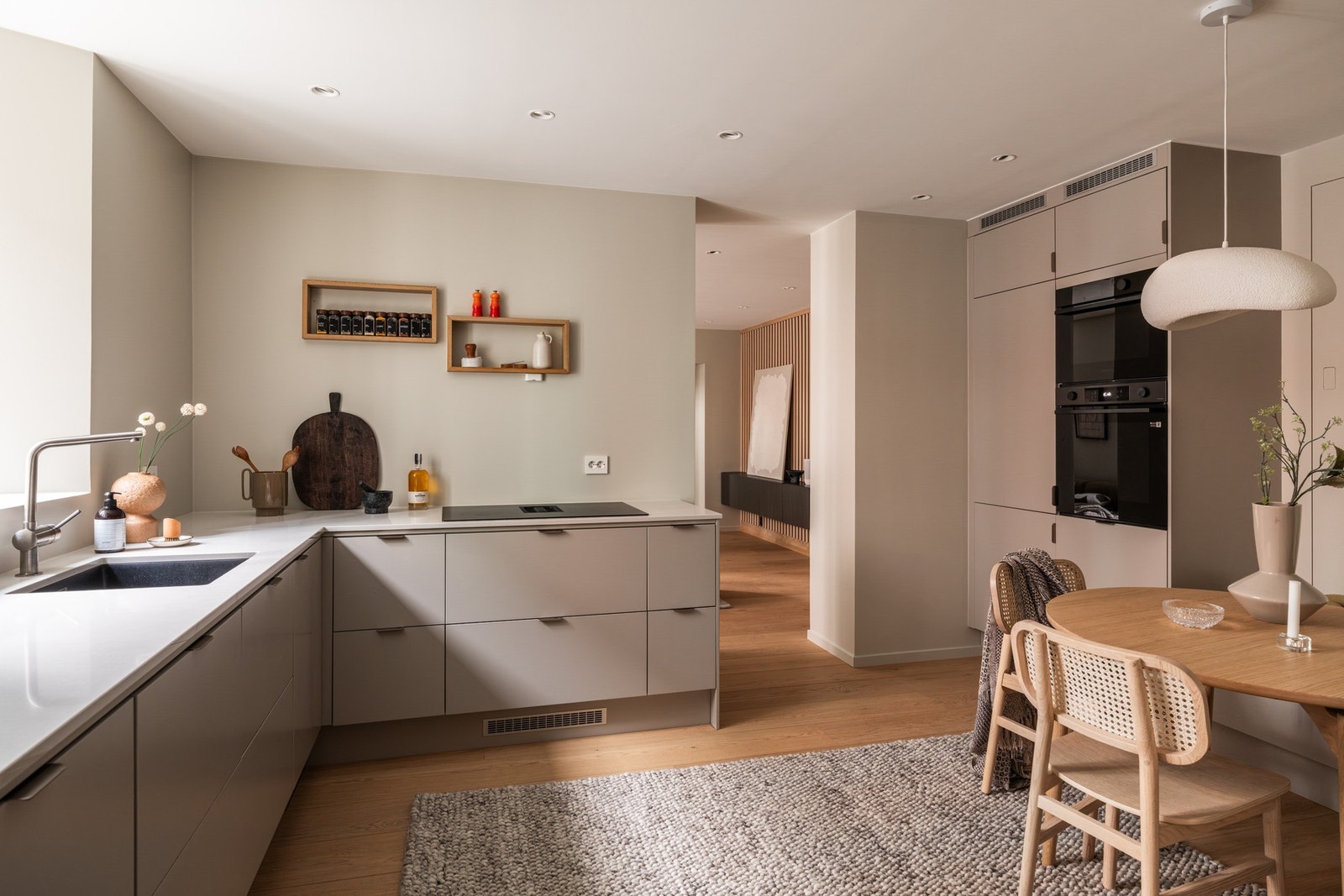 Moderne kjøkken fra 2024 med integrerte hvitevarer. Galleribilde