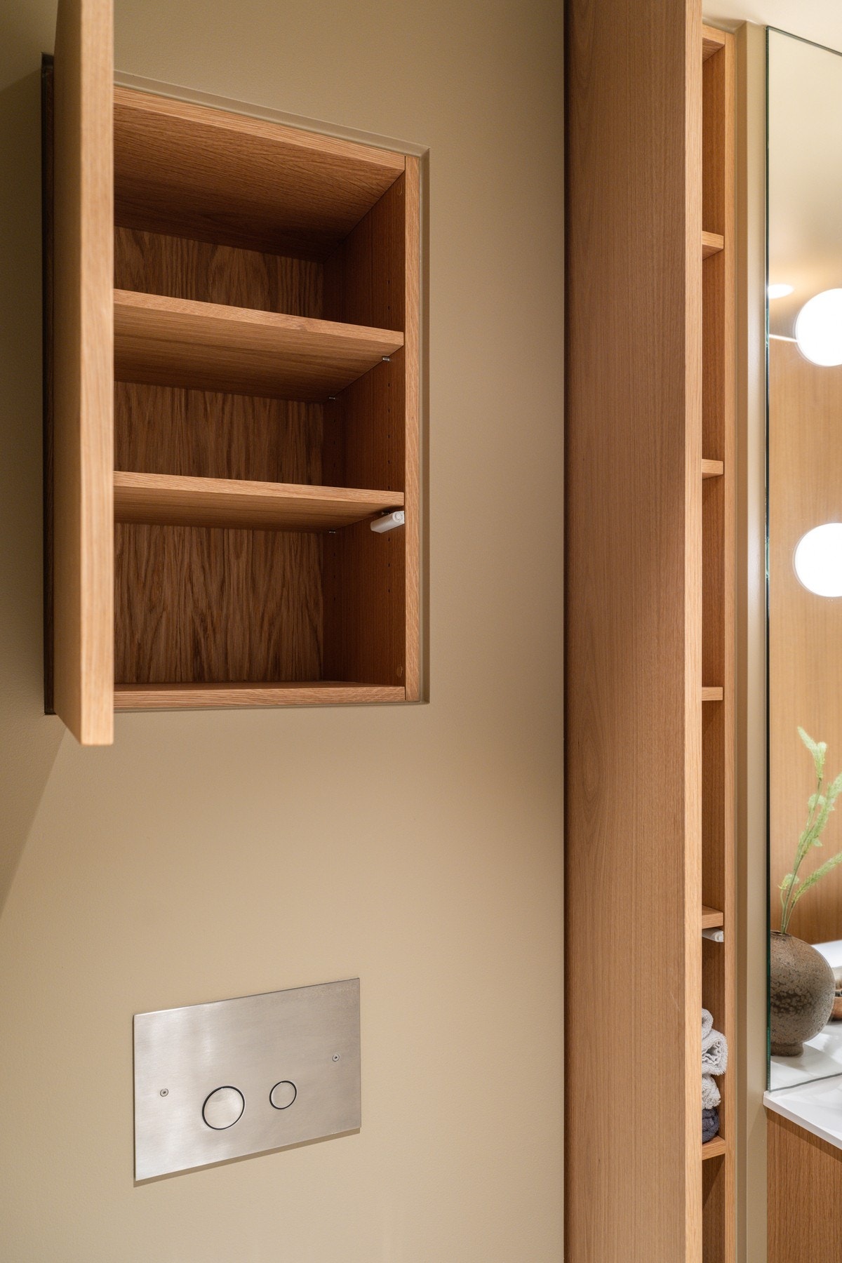 Integrert nisje over toalett. Galleribilde