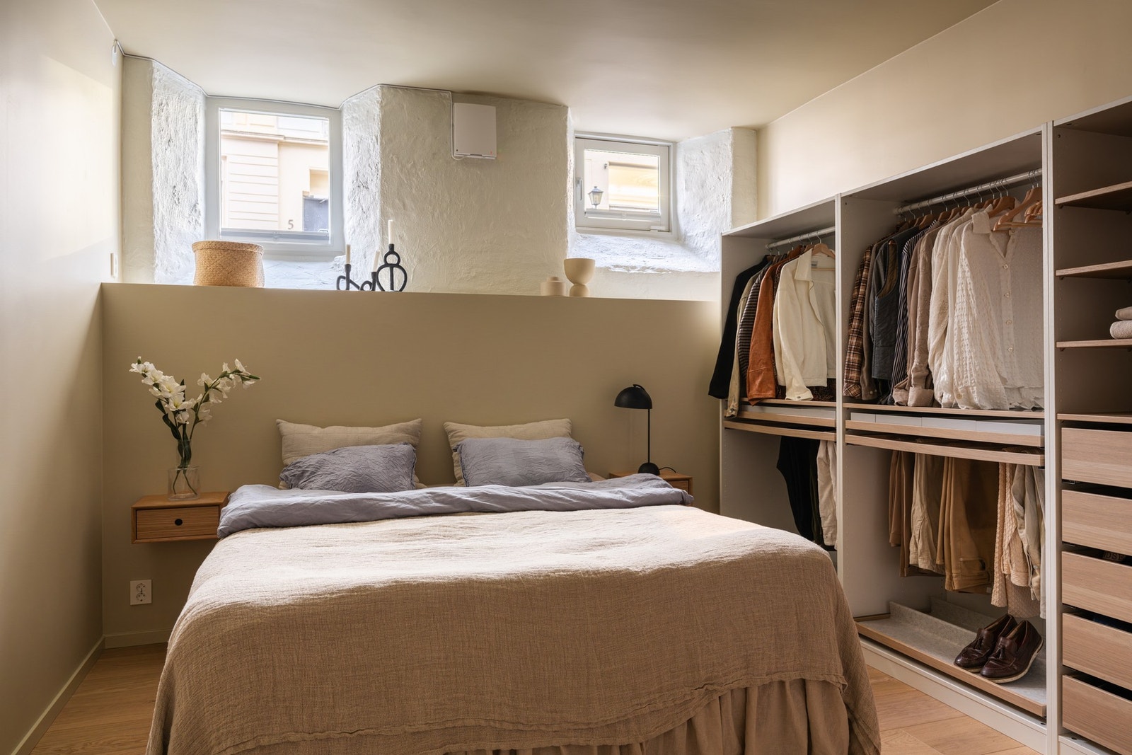 Det er god plass til dobbeltseng, nattbord og annet ønsket møblement. Galleribilde