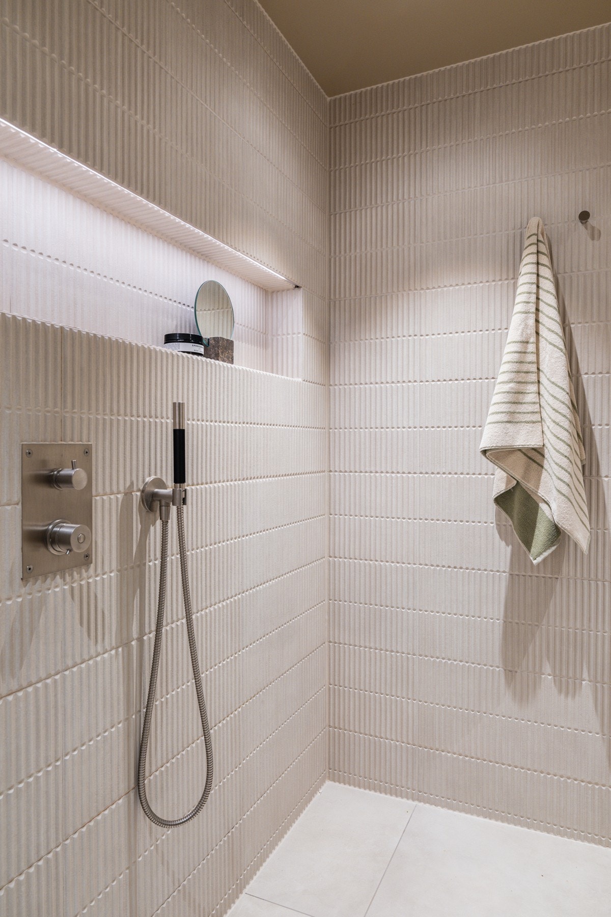 Fliser med strukturert overflate og rolig fargetone. Galleribilde